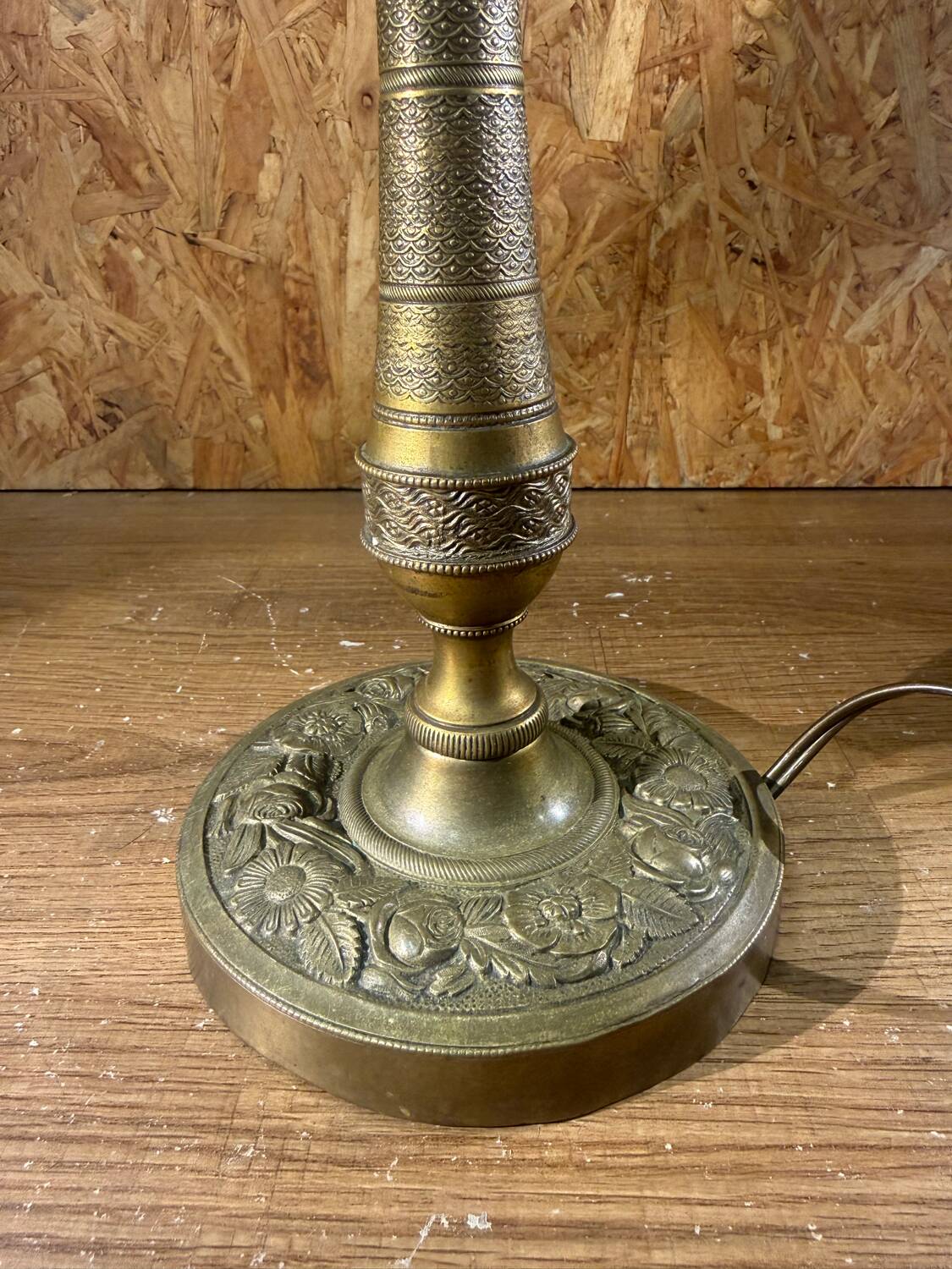 Lampe flambeau ancienne en laiton et tulipe en verre givré style Art Nouveau