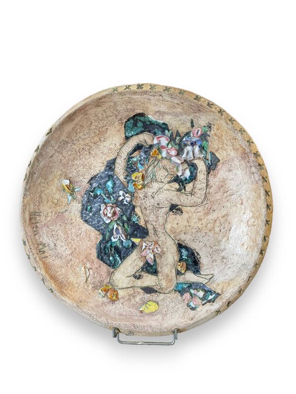 Plat en terre cuite et porcelaine émaillée nu féminin, Helen Mai