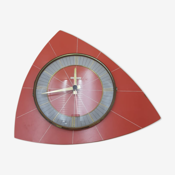 Horloge triangulaire en formica rouge