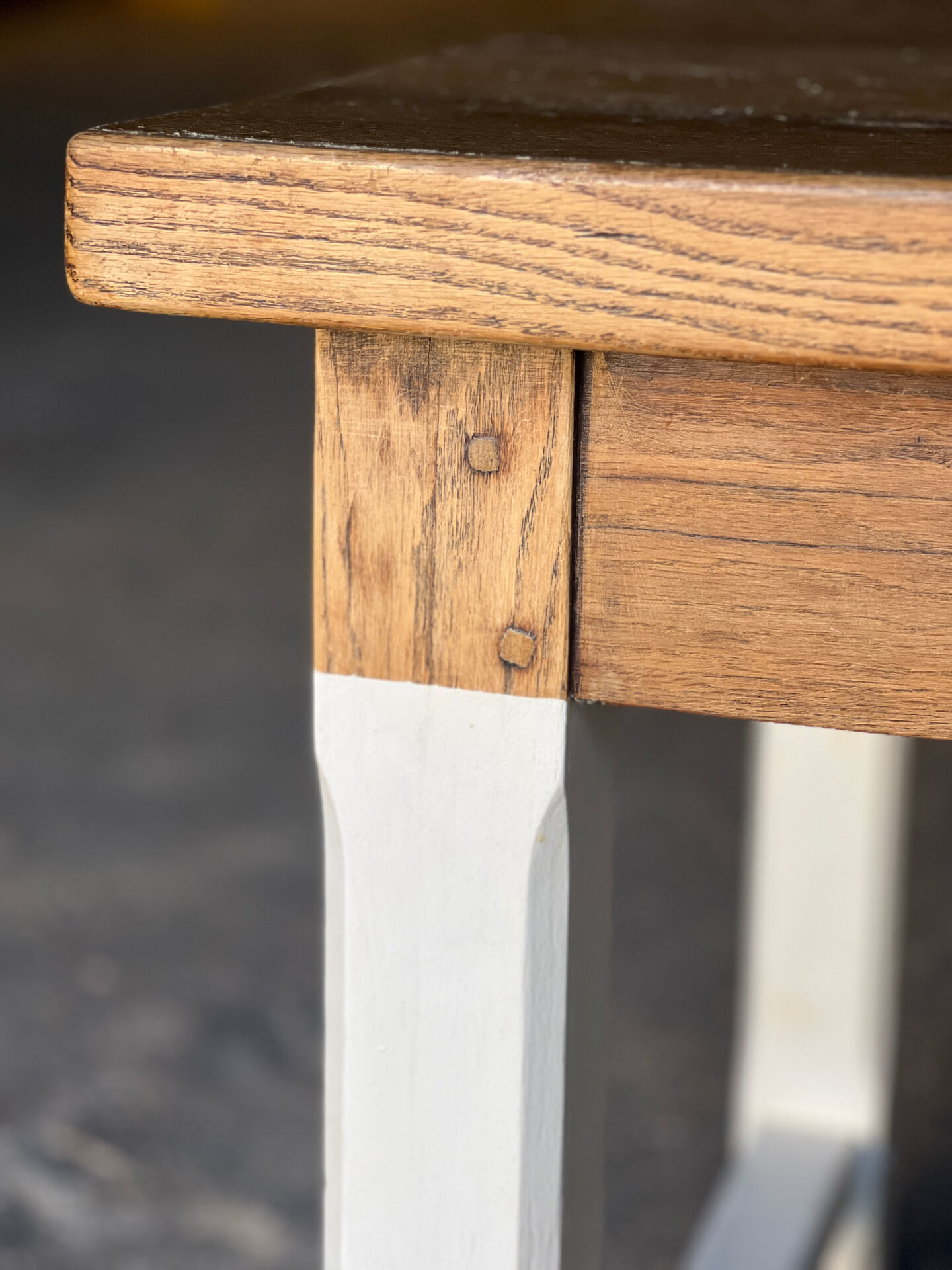 Farm table in solid oak - white patinated legs and its bench.