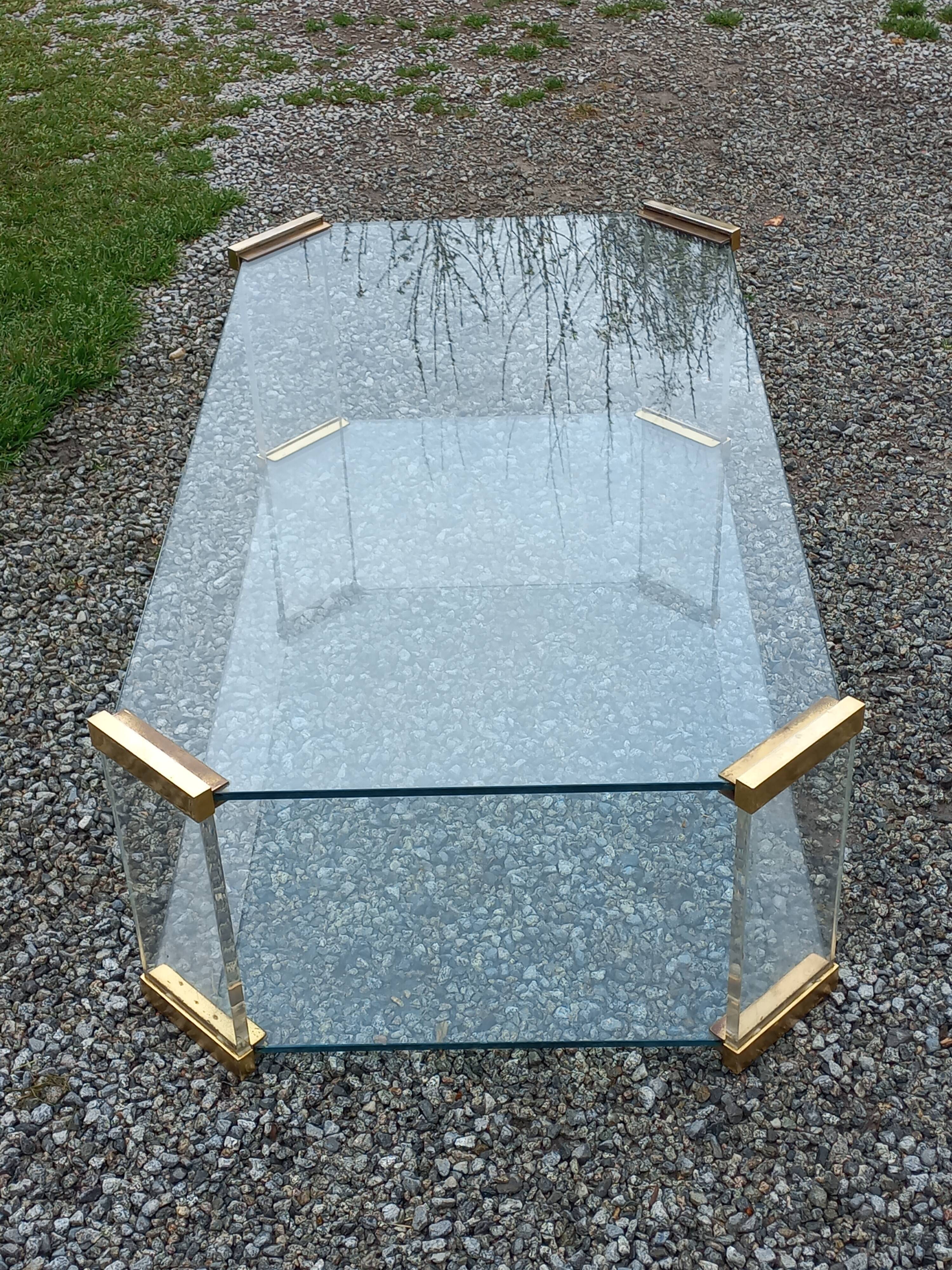 Table basse design des années 70 en verre plexi métal doré
