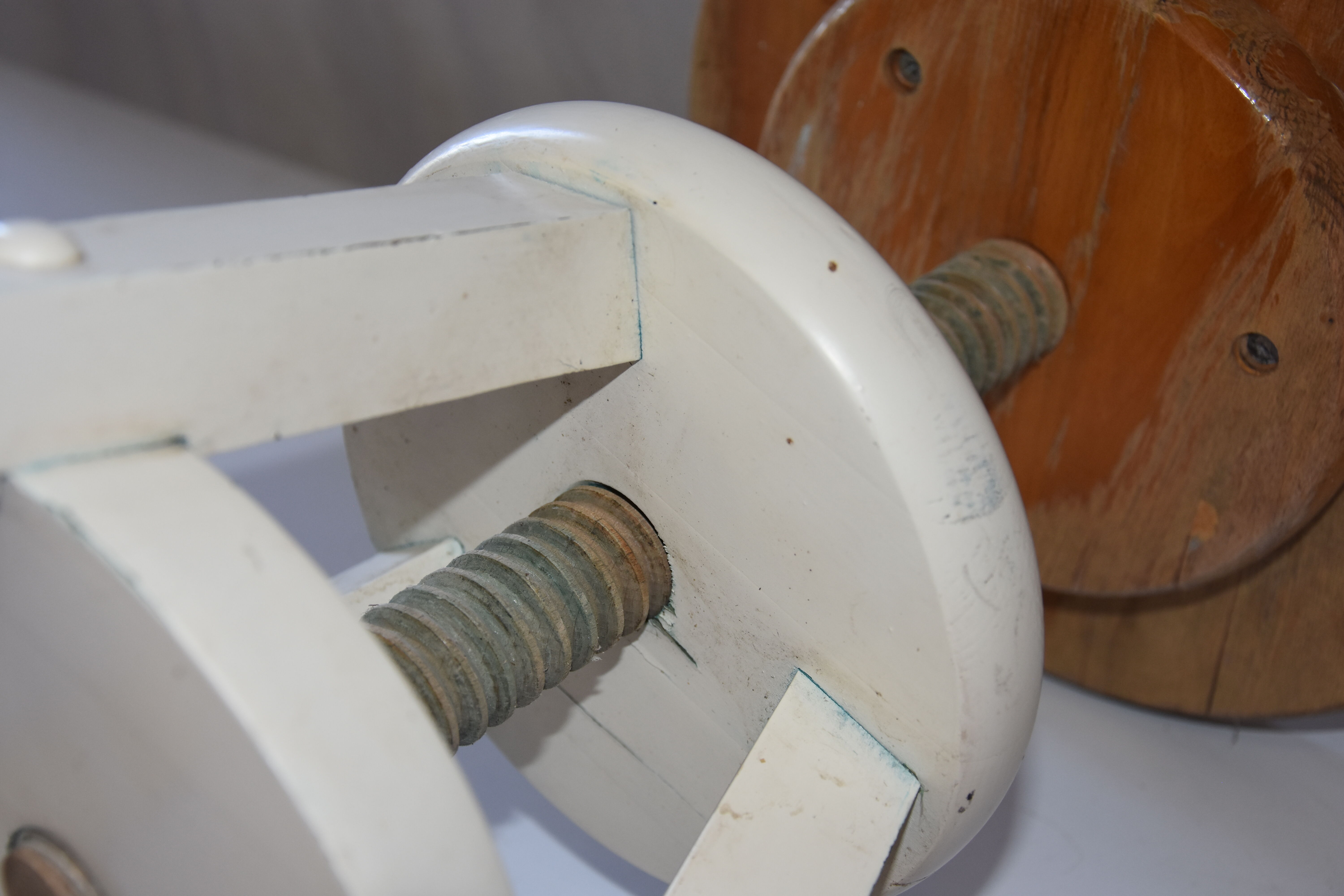 Screw tripod workshop stool