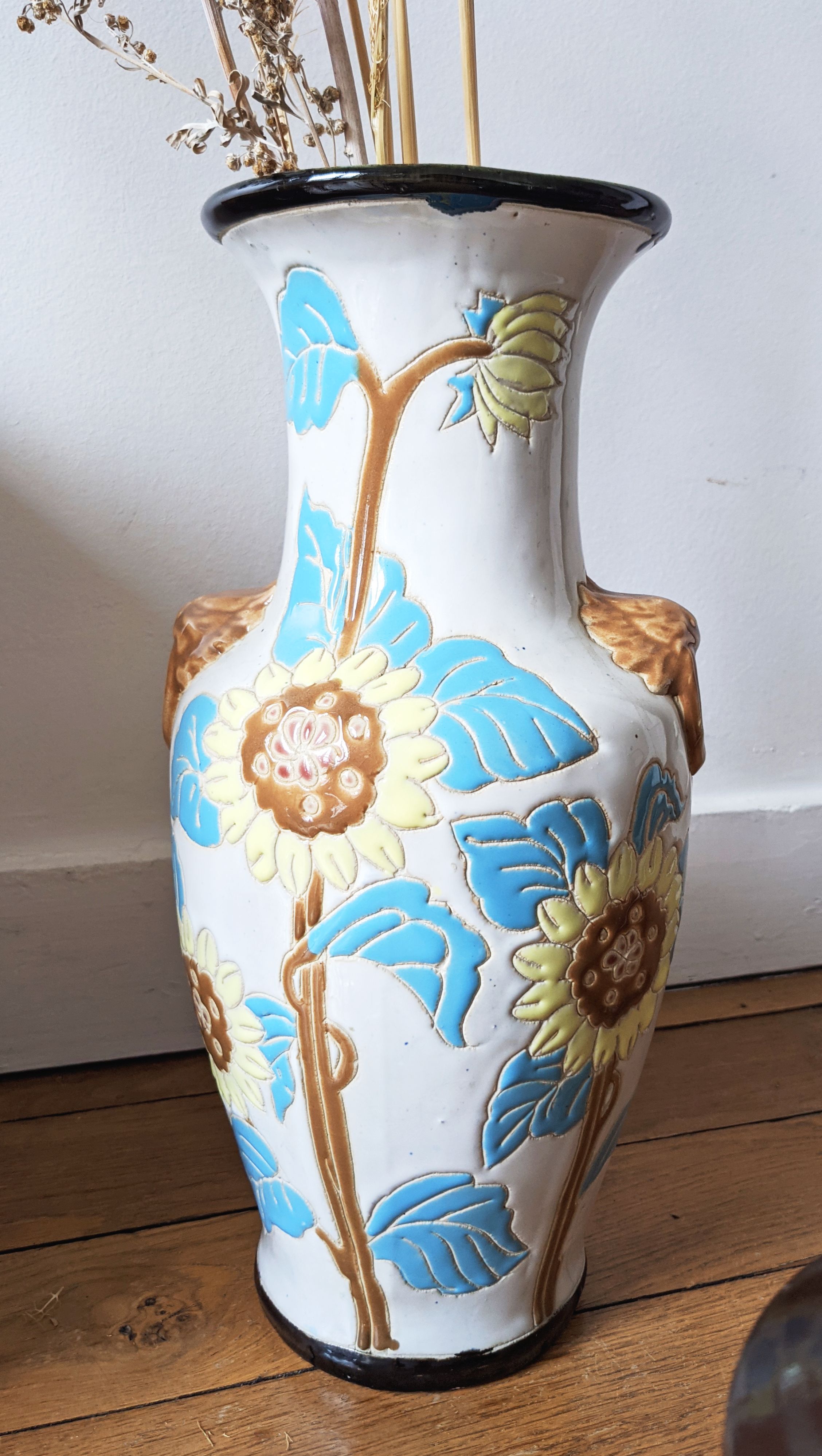 Flower pattern vase