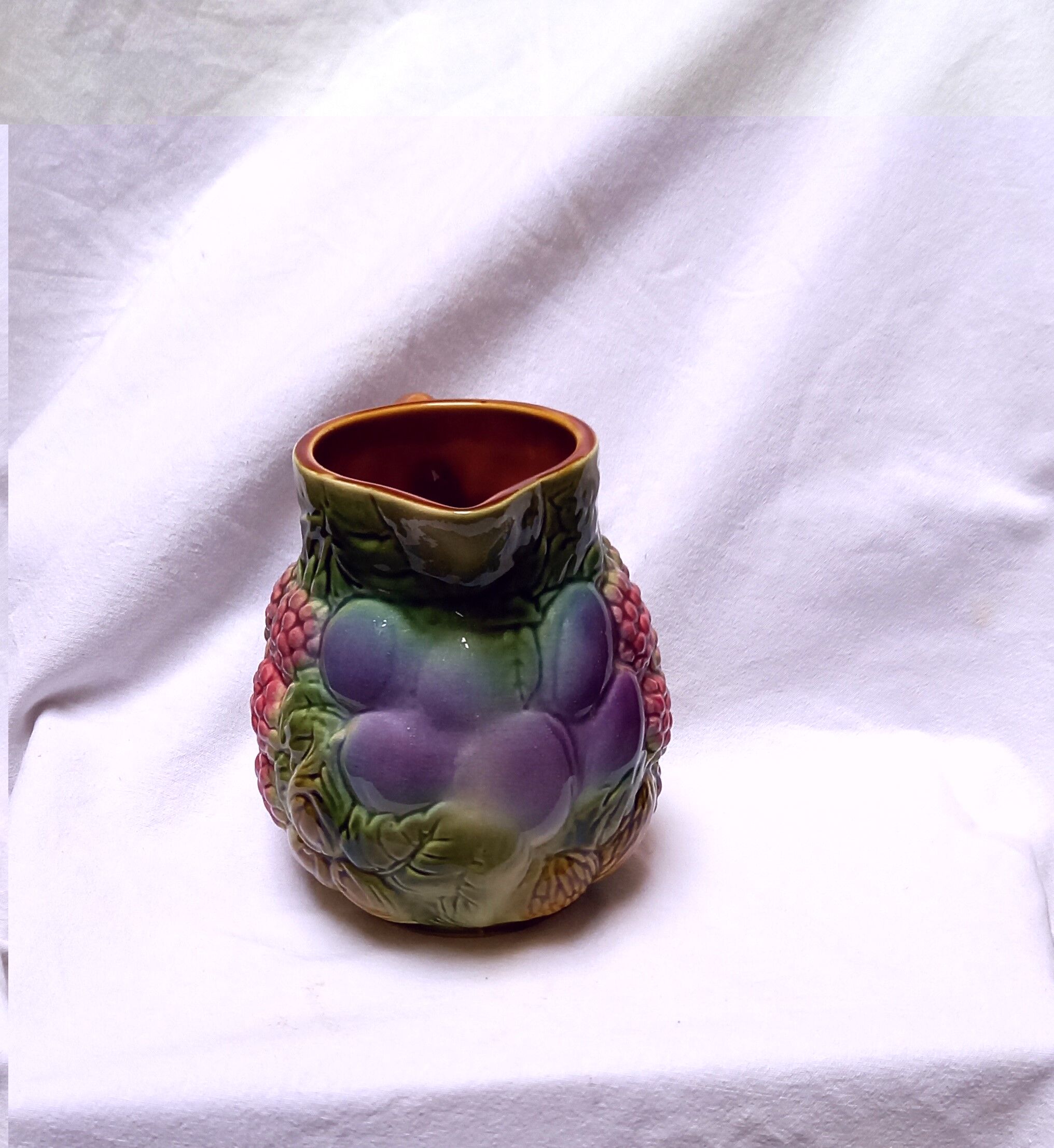 Slurry pitcher with fruit decoration