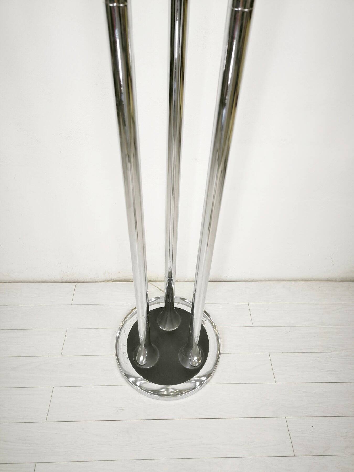 Lampadaire dimmable avec porte-manteau en laiton chromé