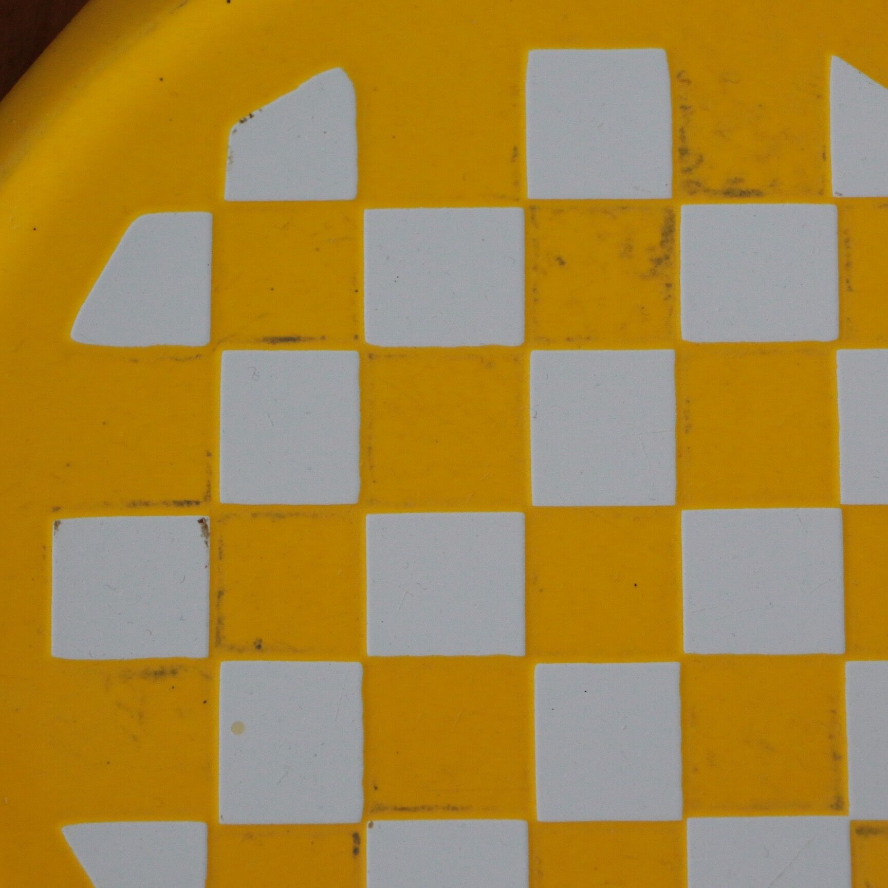 Enamelled metal underside