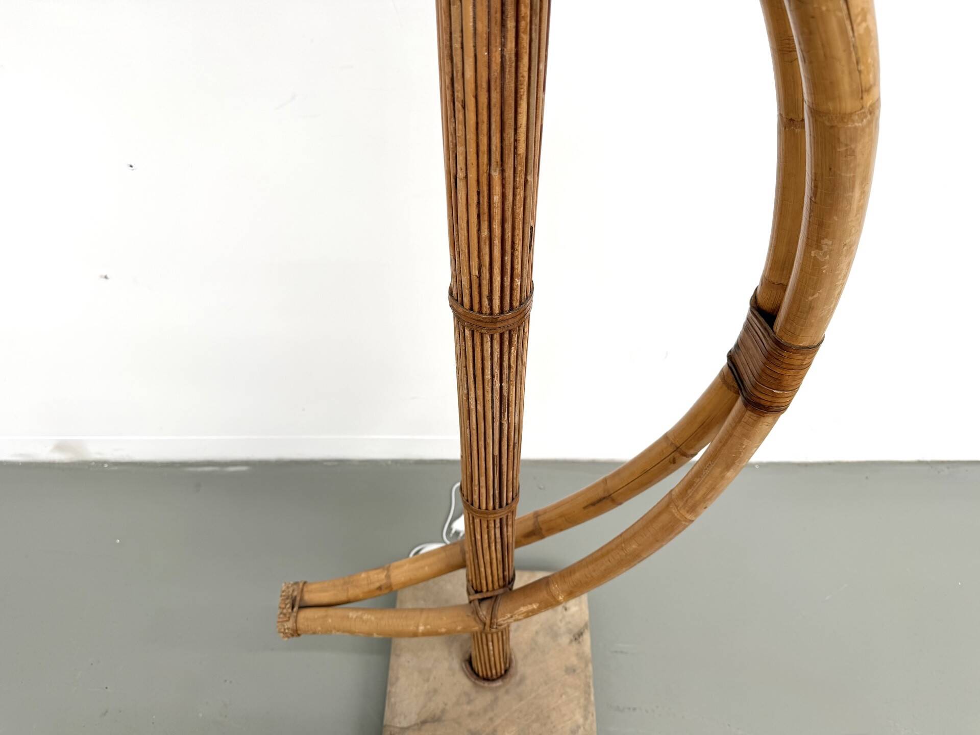 Lampadaire sculptural en rotin cintré