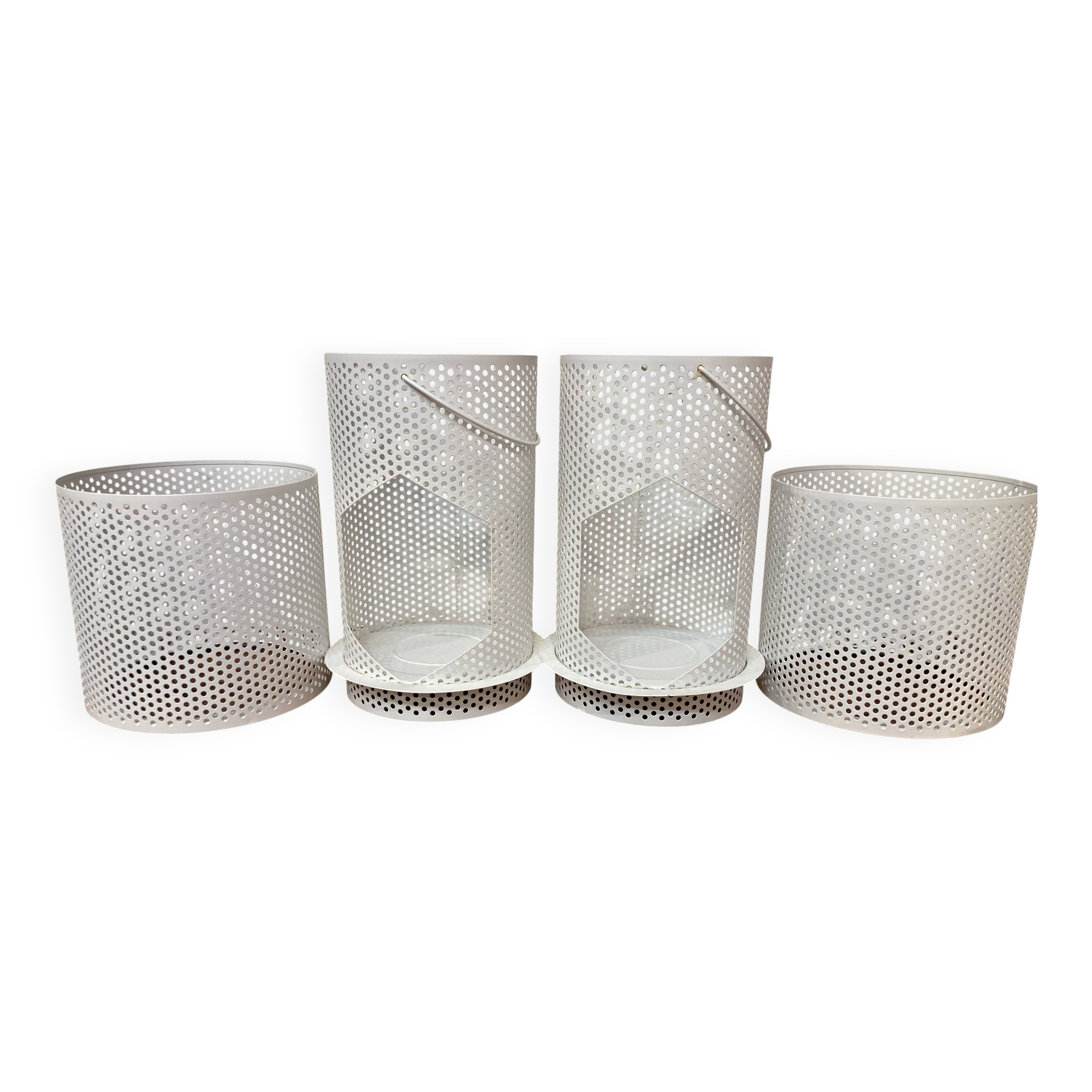 SET OF 2 LARGE METAL CANDLE HOLDERS IN SCANDINAVIAN DESIGN.