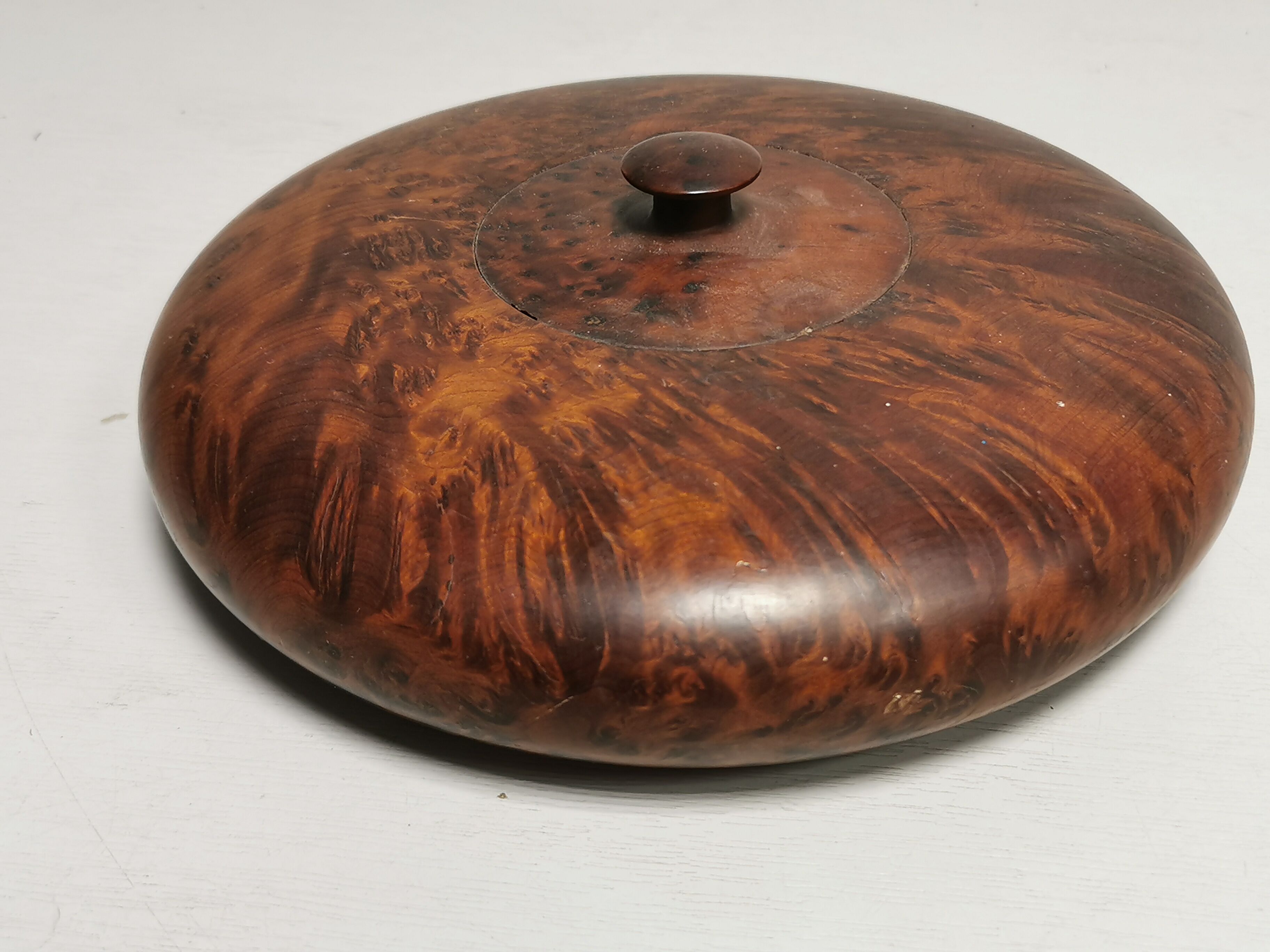 Boite ancienne ronde en loupe d'orme ou thuya