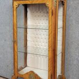 Vitrine de style Louis XV en bois de rose et bronzes dorés