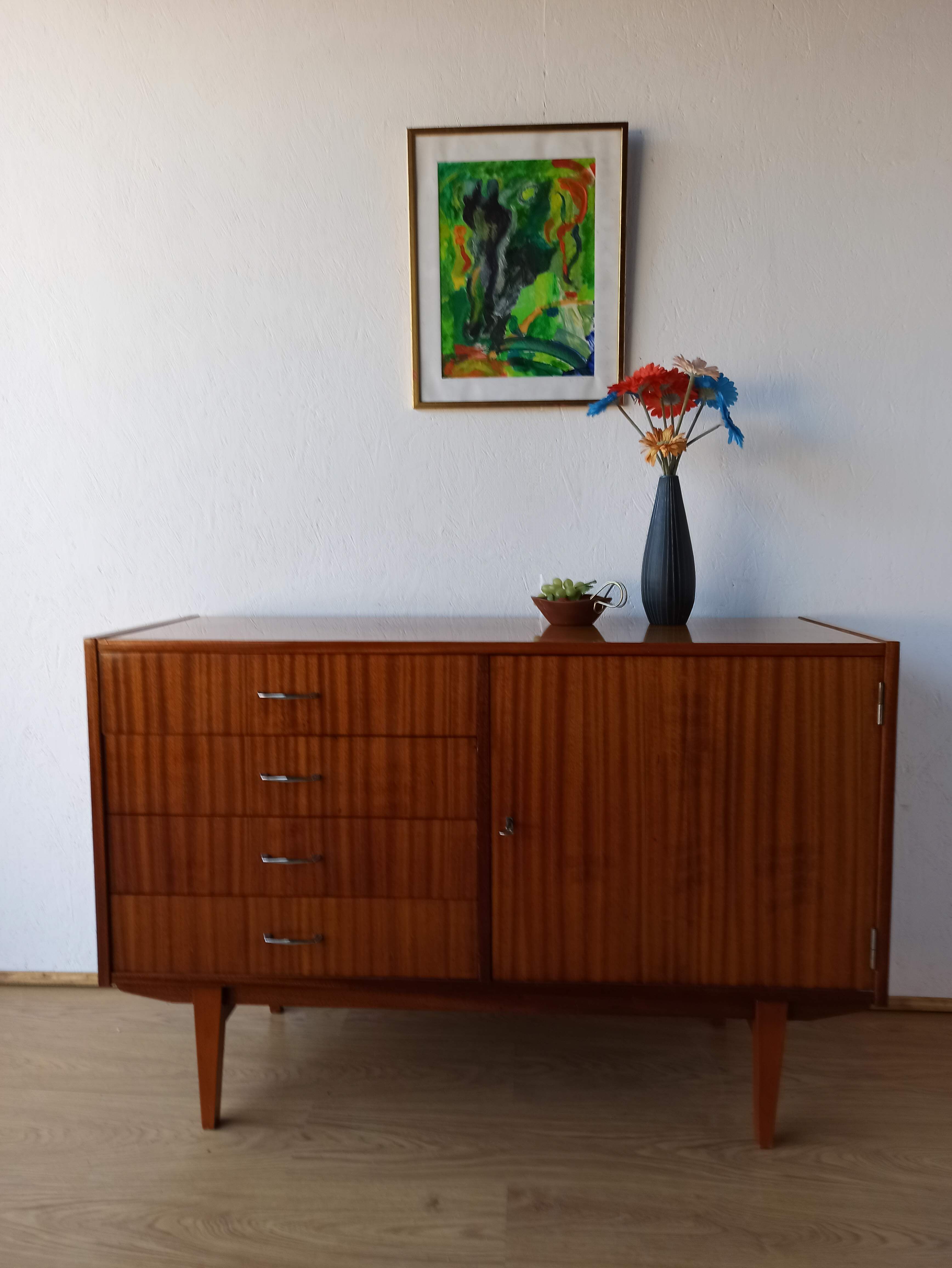 Buffet moderniste des années 1970