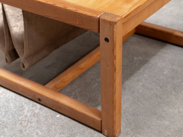 Table basse en pin Habitat avec range livre en toile de jute intégré
