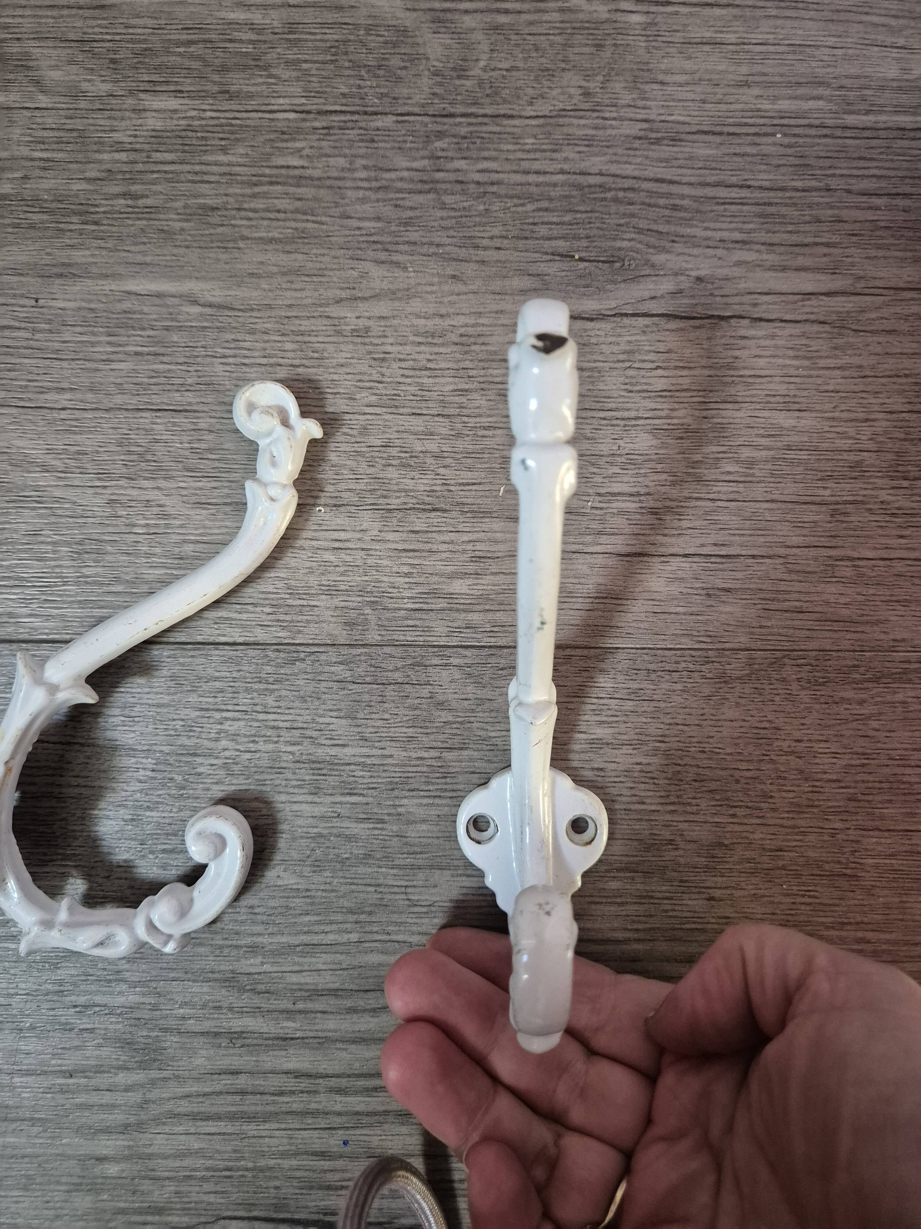 lot de 2 pateres en fonte vintage blanche, petits eclats de peinture année