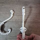 lot de 2 pateres en fonte vintage blanche, petits eclats de peinture année