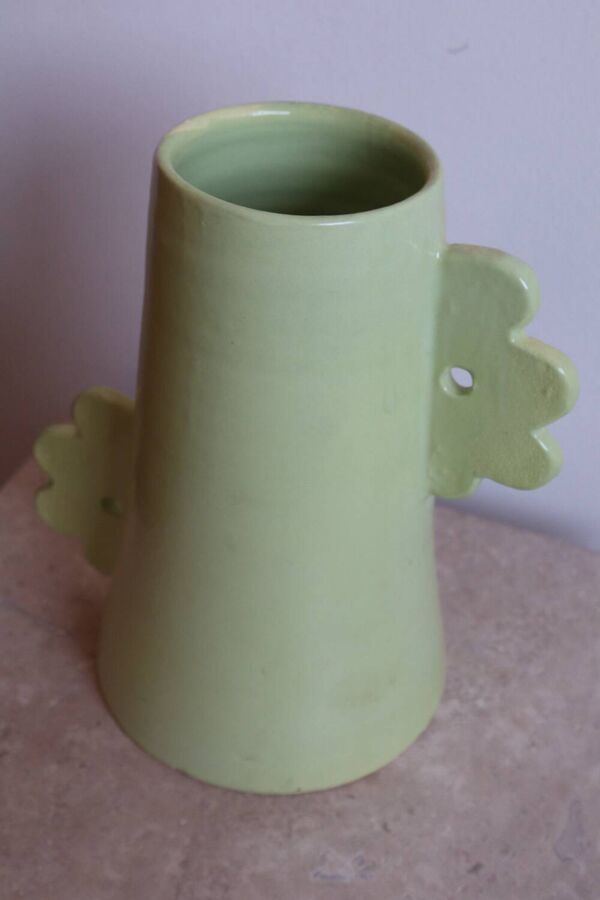 Vase abstrait en céramique fait main à anses asymétriques vert pomme