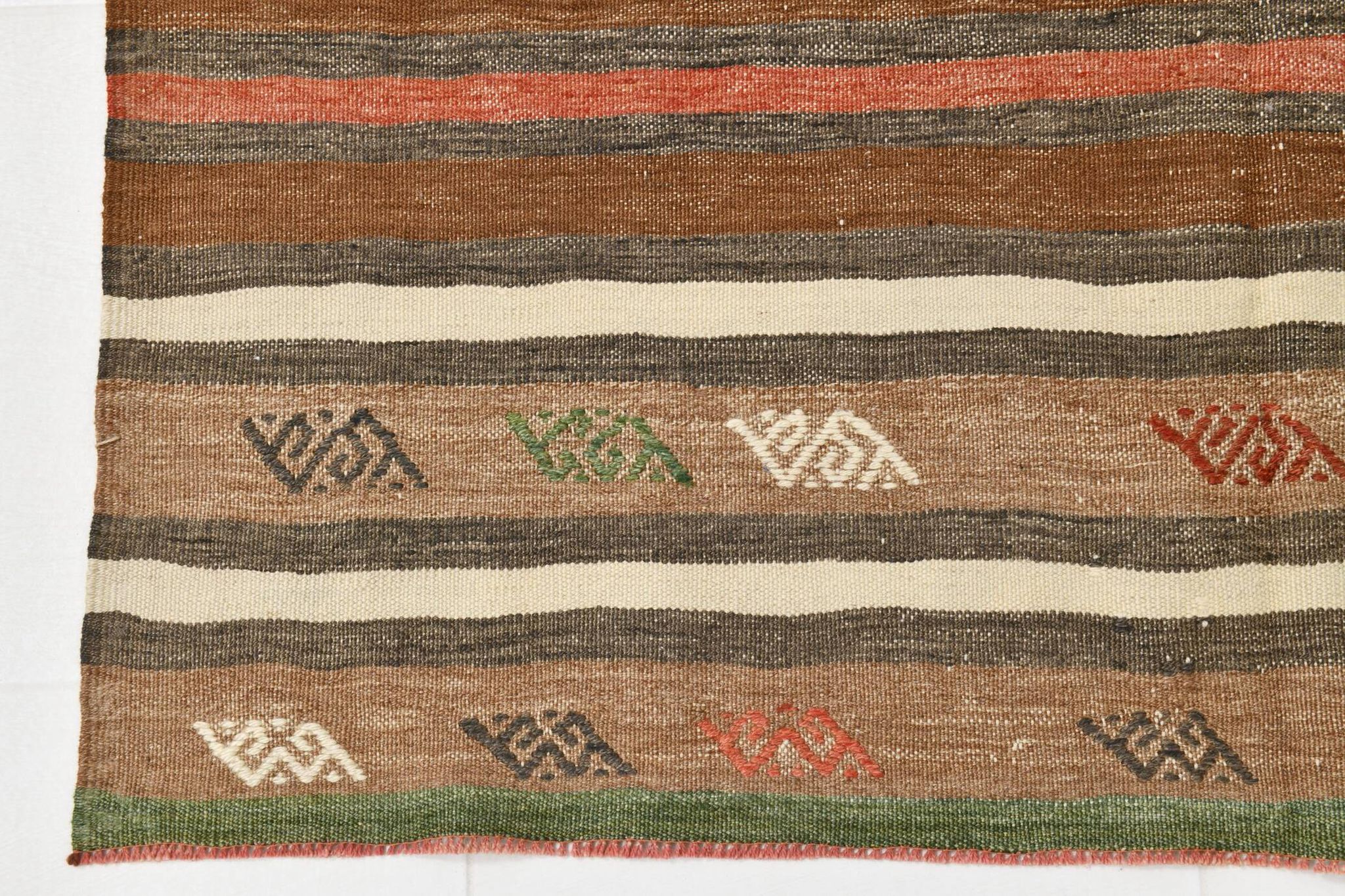 Tapis Kilim Vintage – Rayures Naturelles aux Tons Terreux, 136x195 Cm