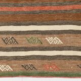 Tapis Kilim Vintage – Rayures Naturelles aux Tons Terreux, 136x195 Cm