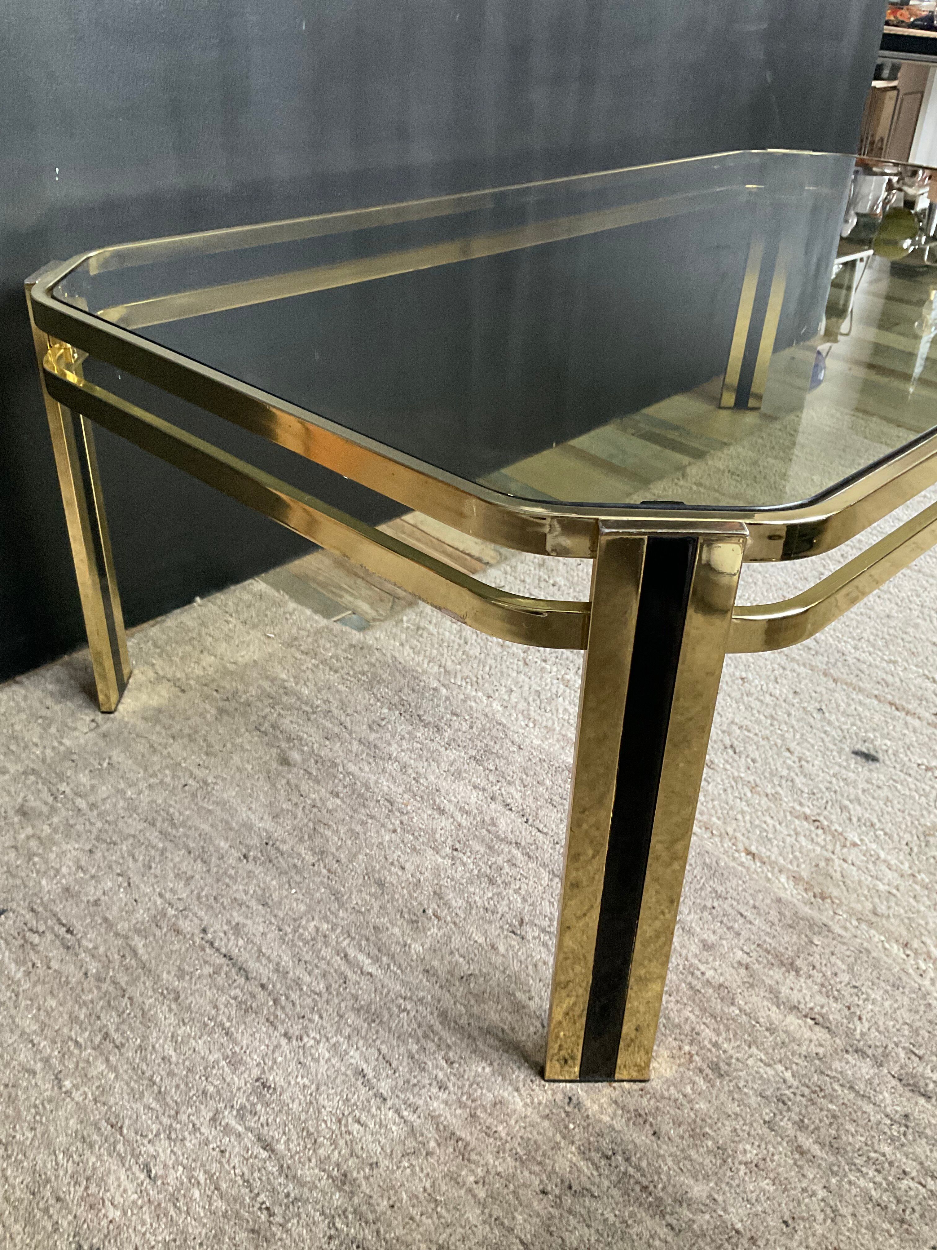 Table basse vintage années 70 en métal doré et verre fumé