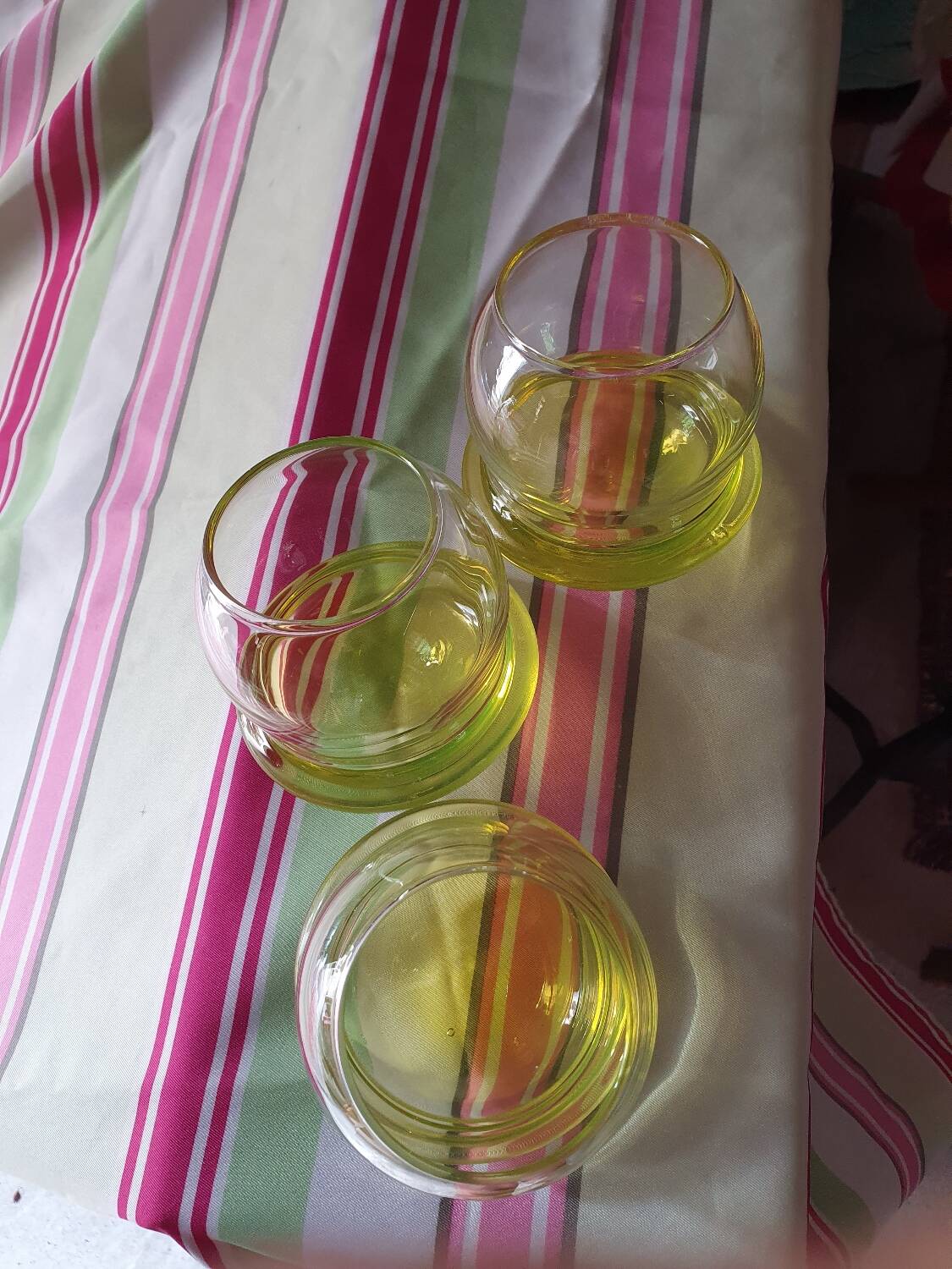 6 Glasses with the name Culbuto in 3 orange colors and 3 lemon yellow colors