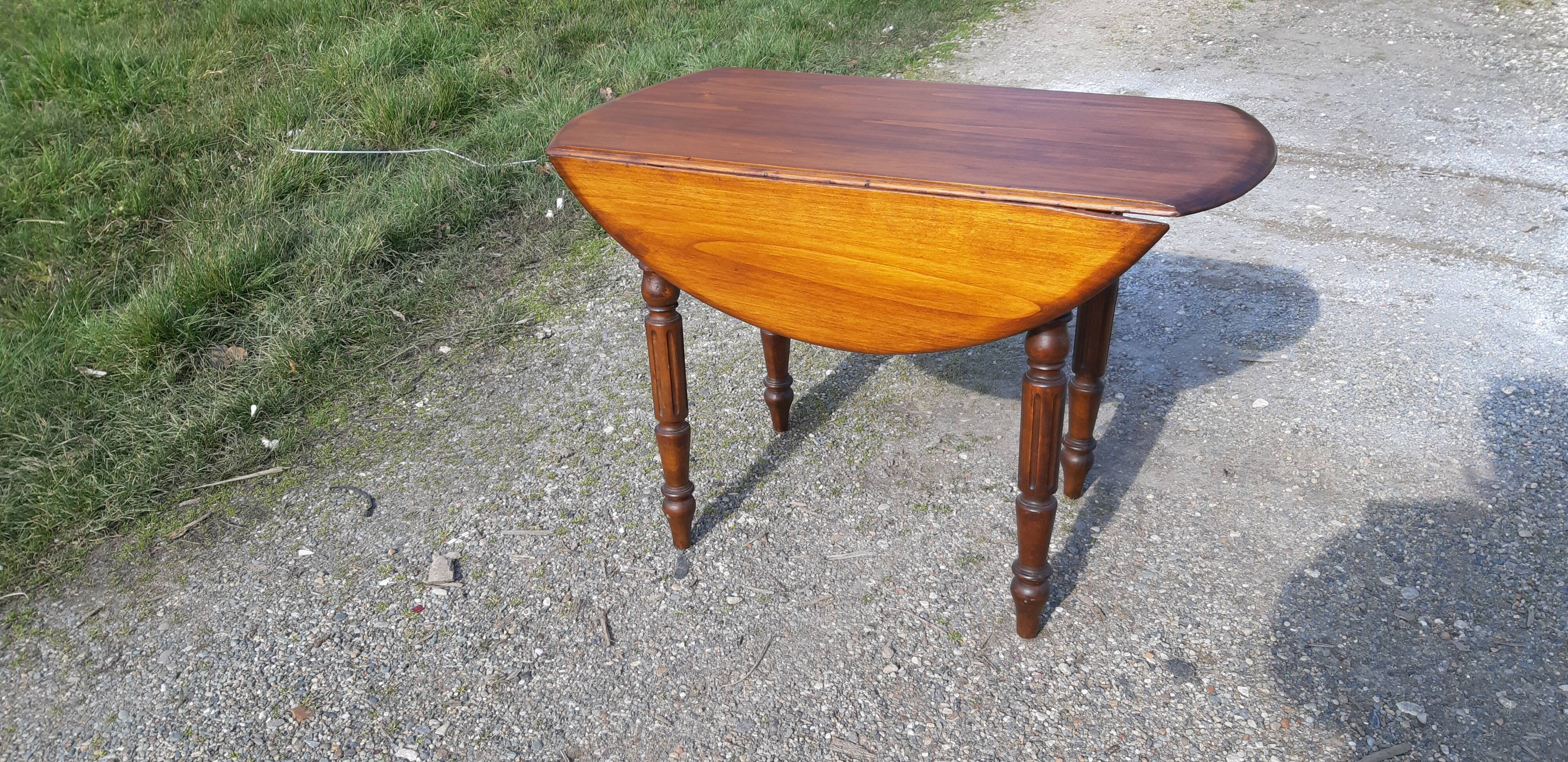 Round table in pine , with flaps