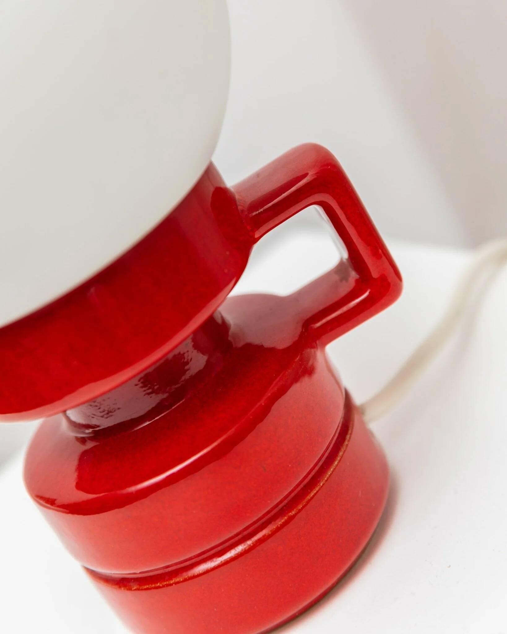 Vintage ceramic table lamp, Italy, 1970s - Red with white glass shade - Mid-century design