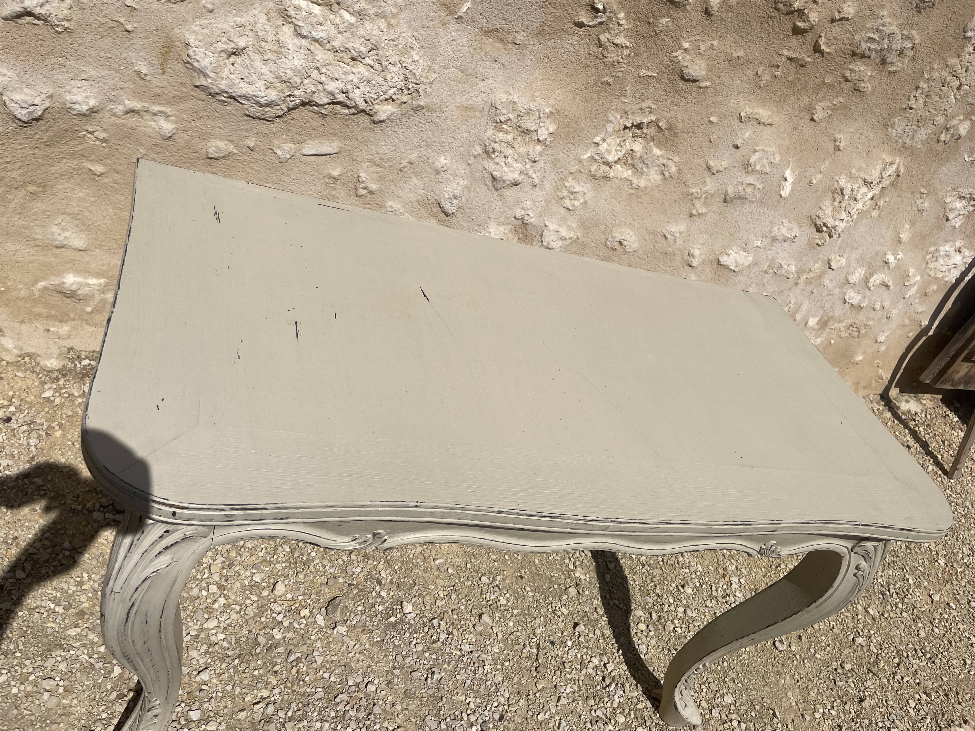 Console de style Louis XV patinée beige et cirée