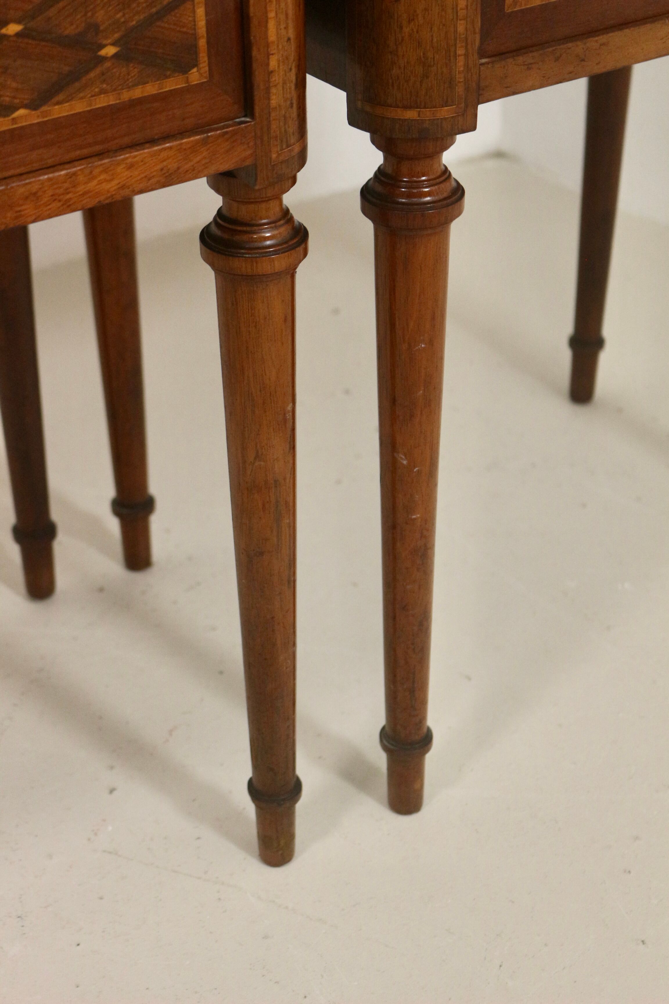 Pair of marquetry bedside tables decorated in marble façade Brèche d'Aleppo. Ref Toulouse.