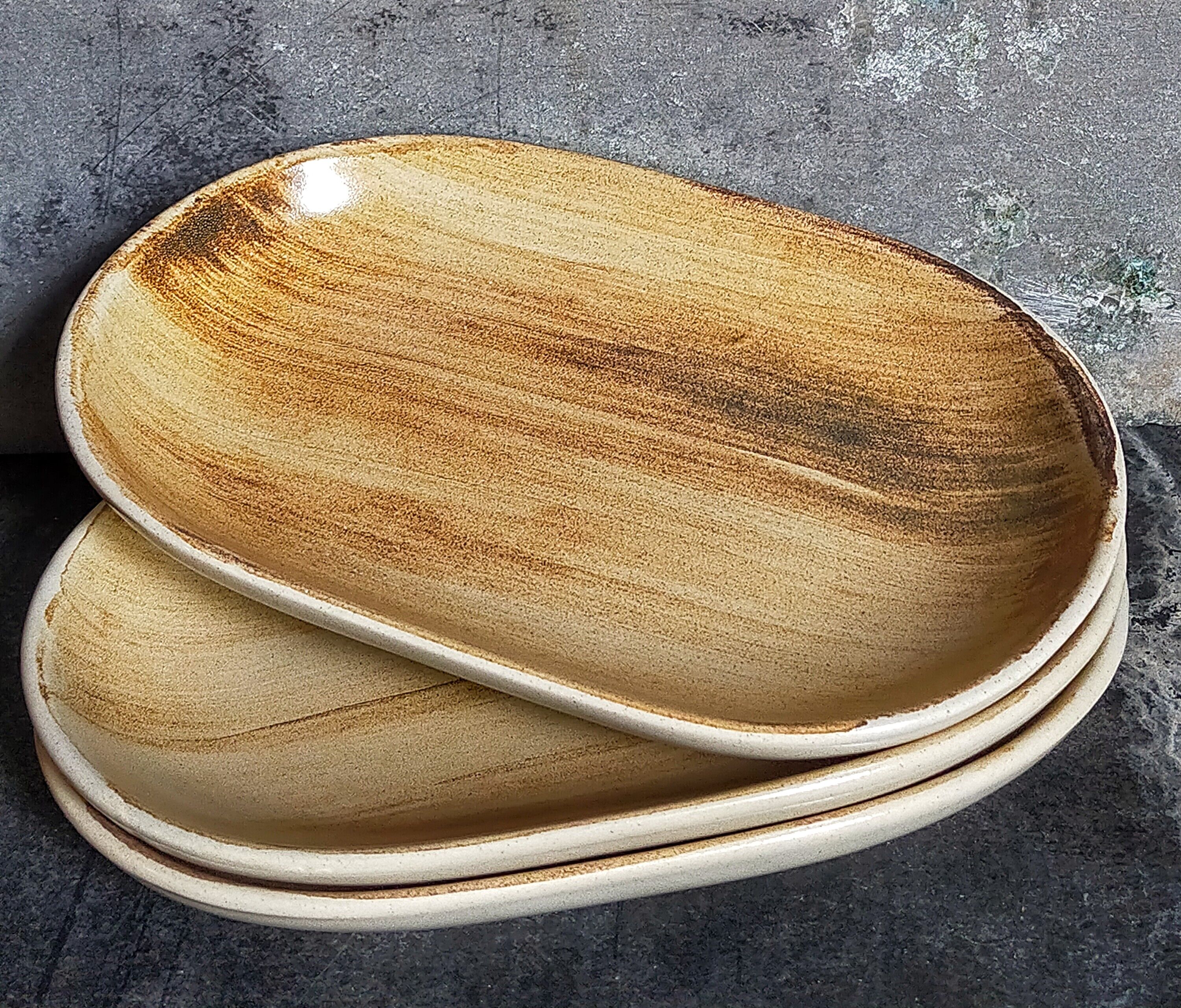 Three ceramic raviers decorated with vintage brushstrokes