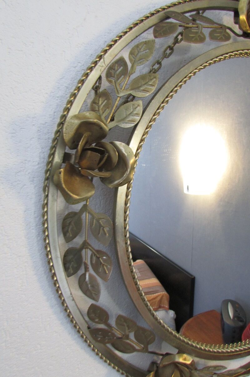 Round gilded metal mirror, crown of roses