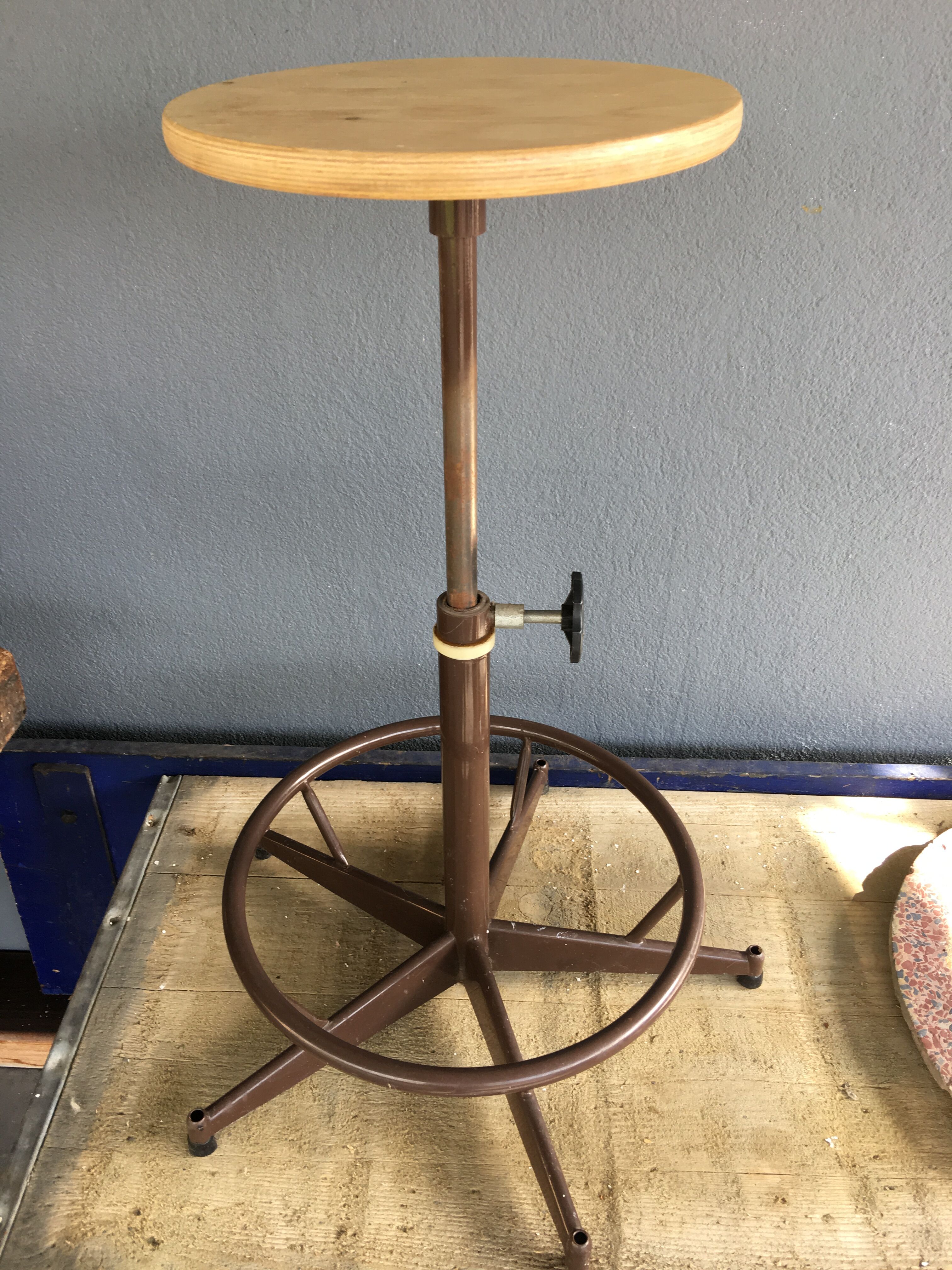 Tabouret d'atelier réglable circa 1970