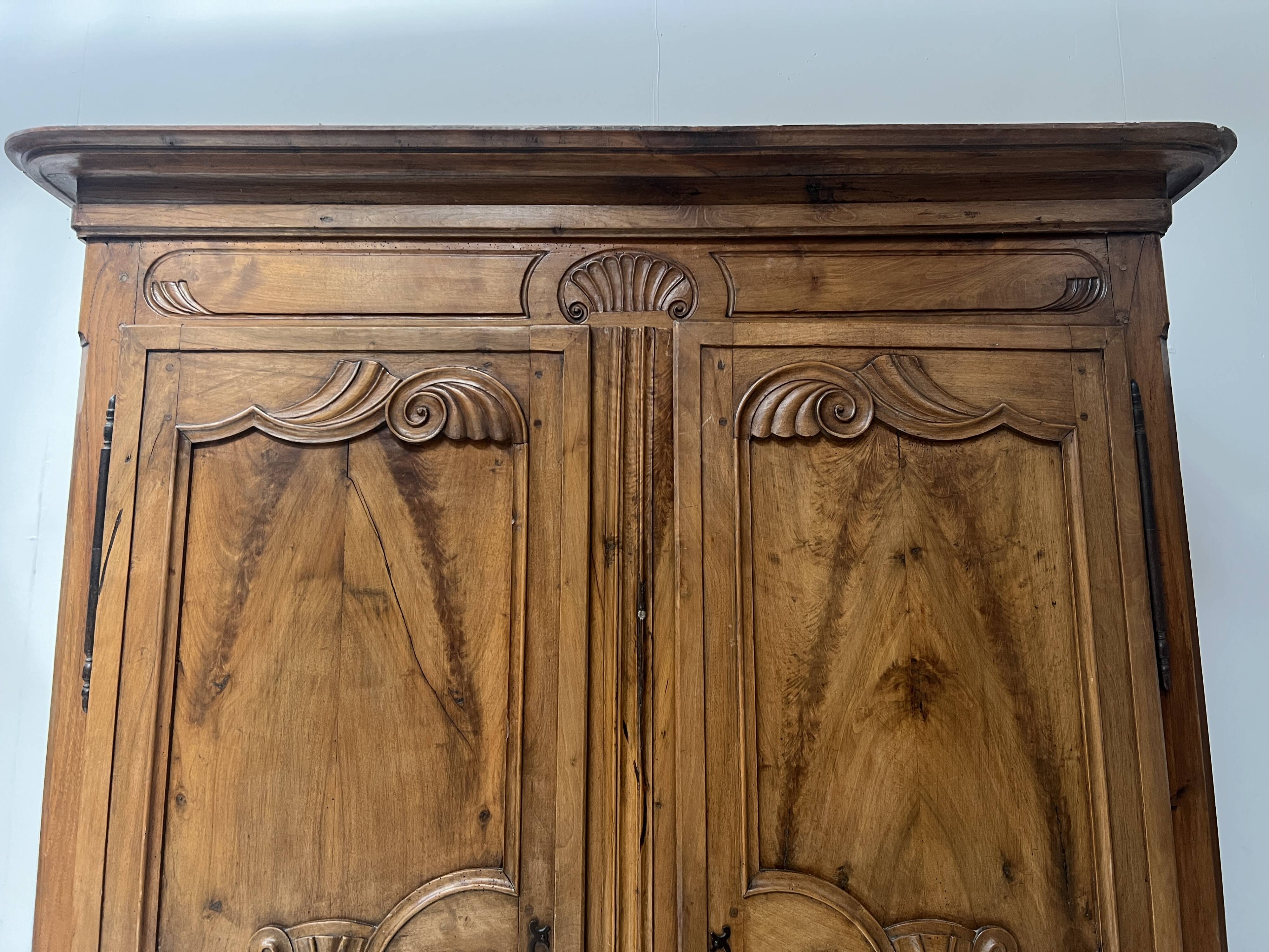 Armoire de style Louis XV en noyer massif XVIII siècle