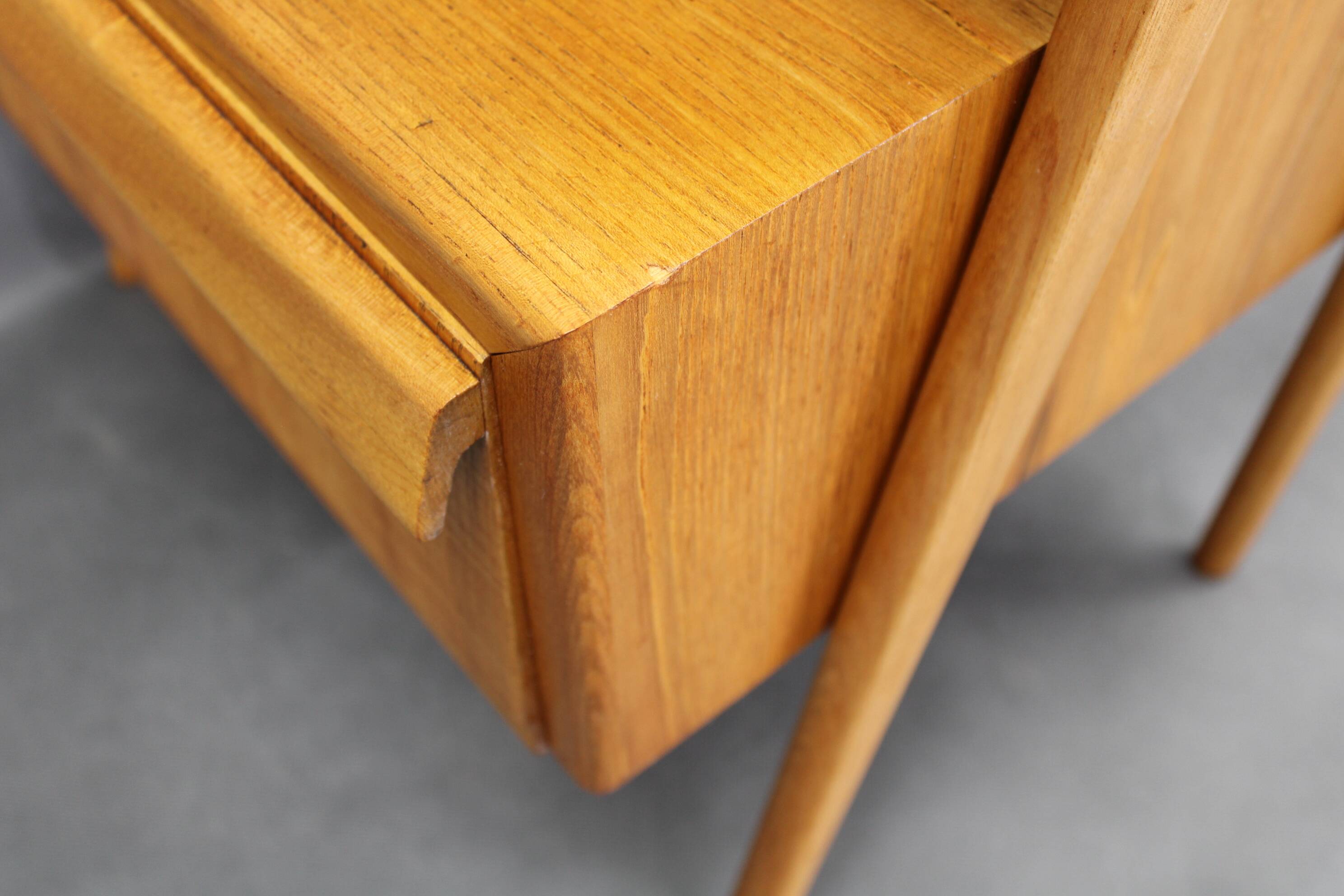 Table de chevet en érable, style milieu du siècle, années 1960, avec étagère en verre opale, restaurée, Tchécoslovaquie