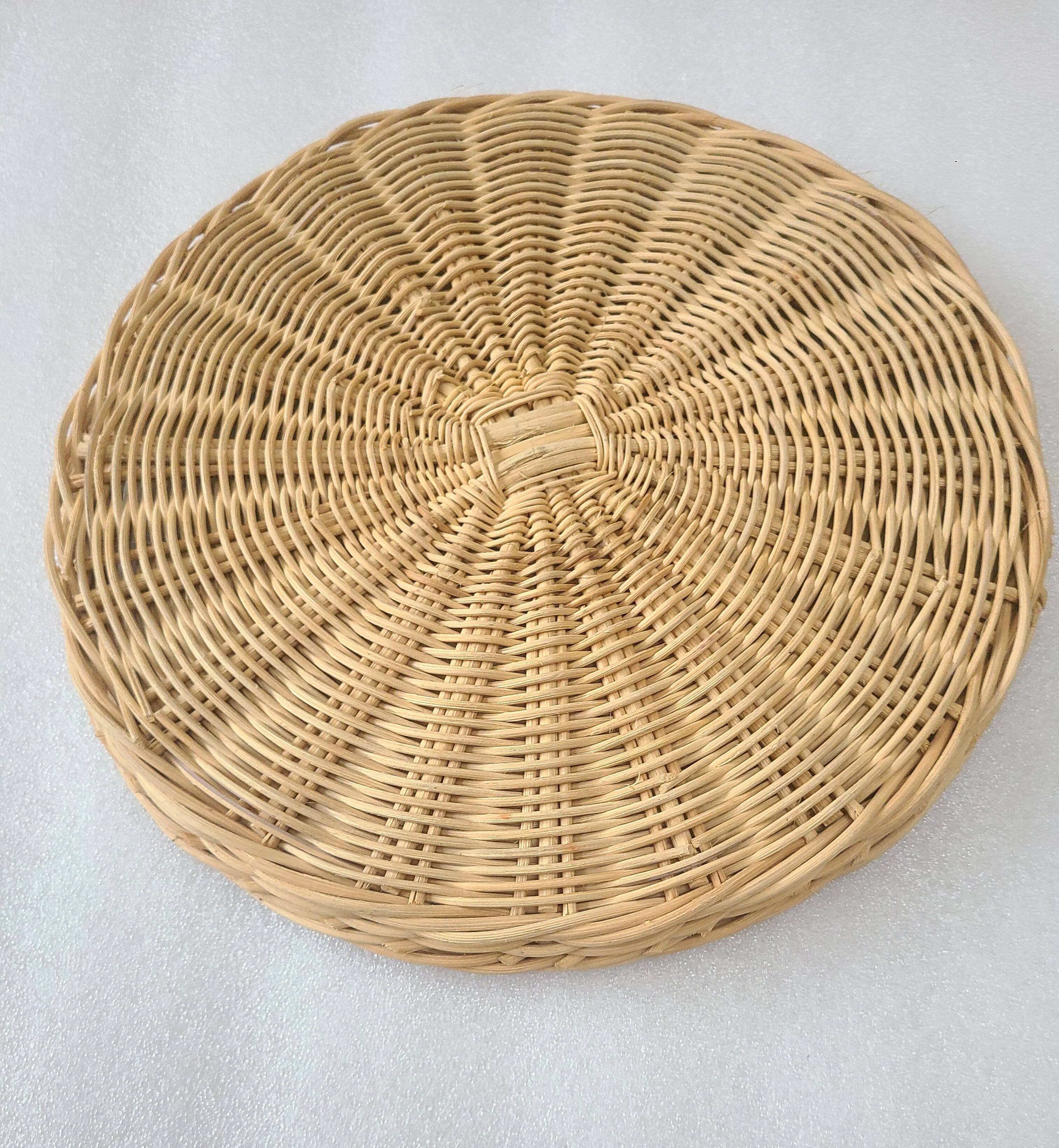 Round rattan tray