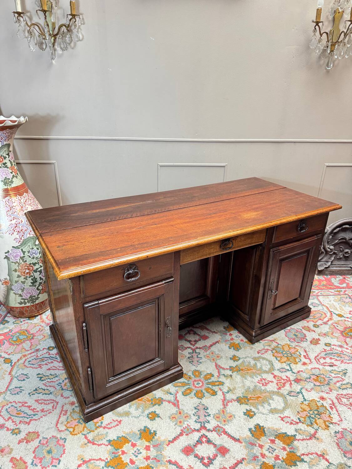 Bureau with a drawer in walnut, 18th century.