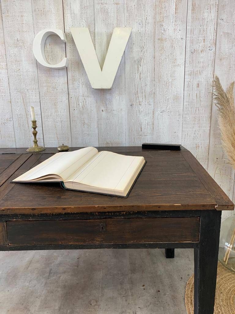 Writing desk/office desk of a notary