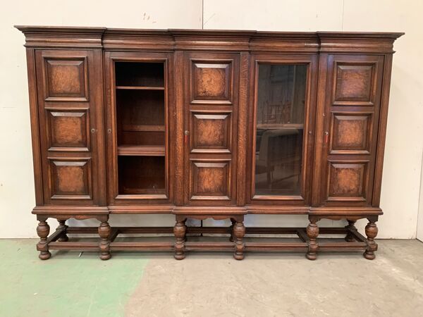 Bibliothèque de style renaissance en chêne massif XX siècle