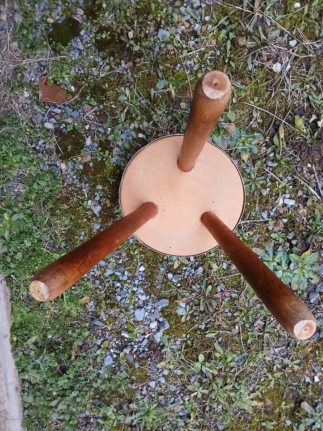 Tabouret tripode ancien en bois et peau de vache