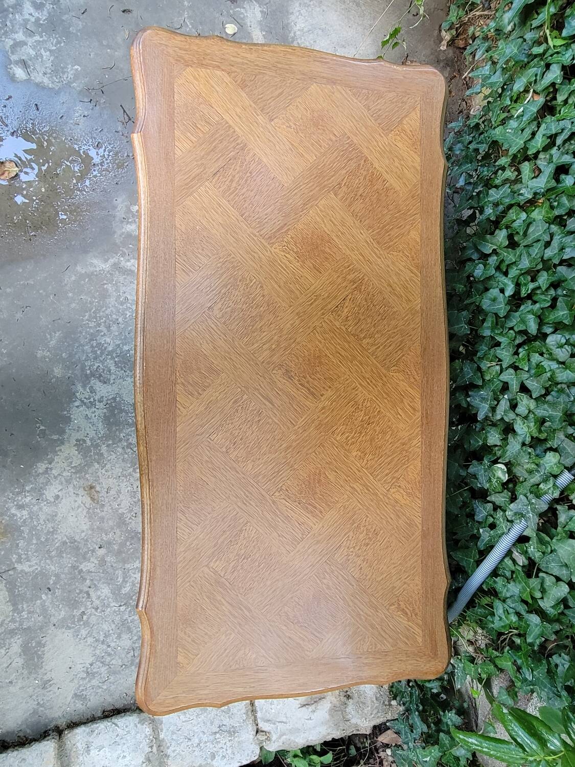 Louis XV coffee table in oak and cherry marquetry.