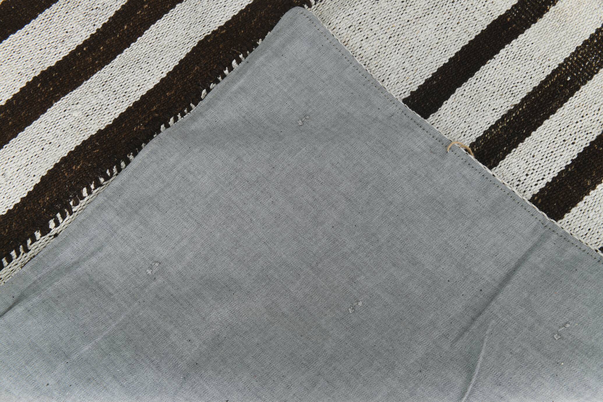 Tapis Kilim moderne rayé blanc et marron foncé