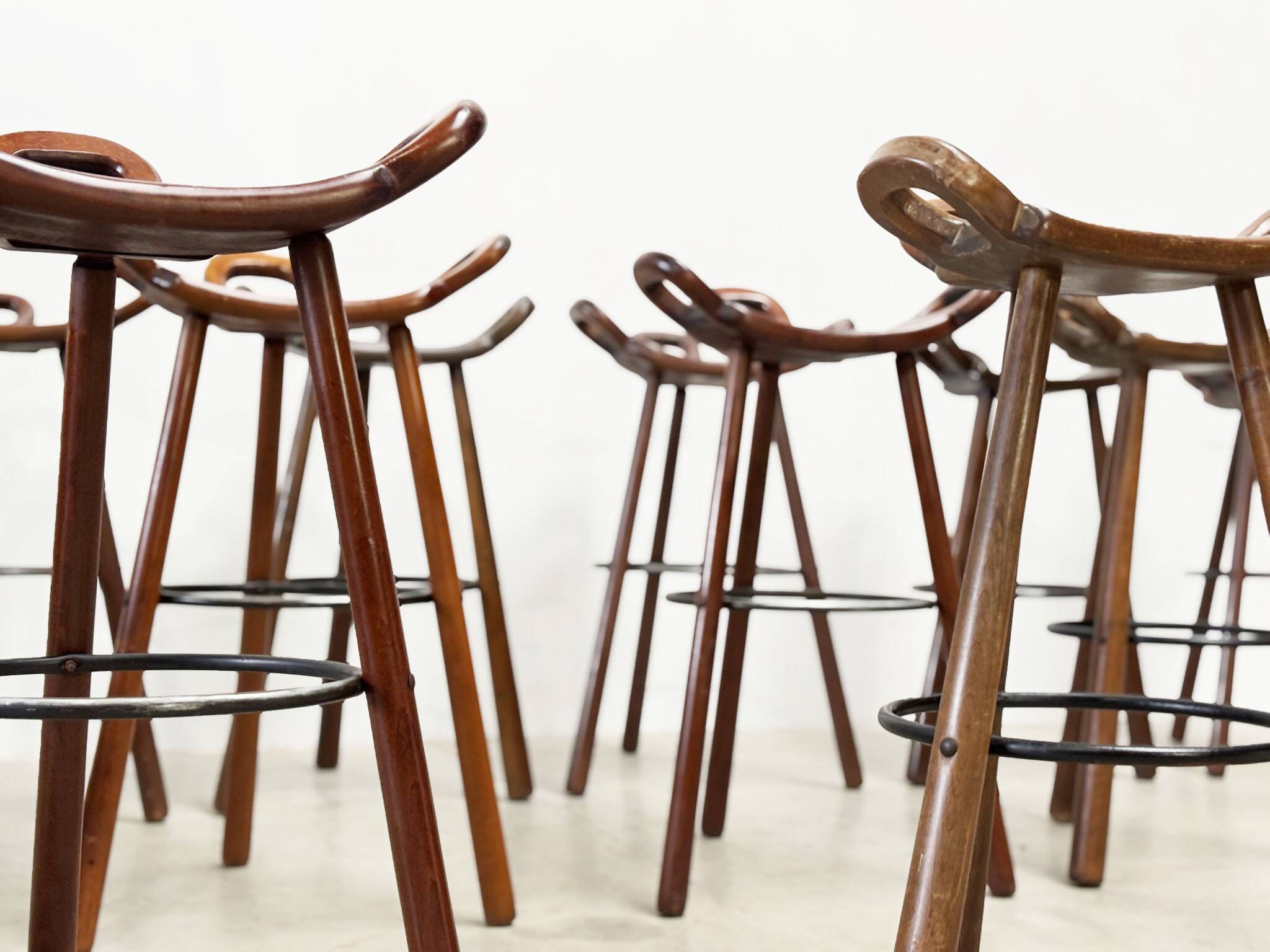Grand ensemble de tabourets de bar espagnols, vendus à l'unité