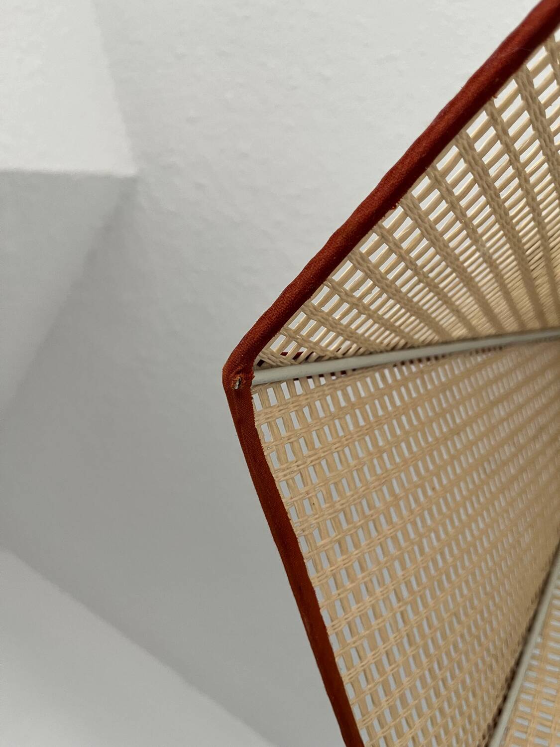 Suspension vintage en bois et cannage