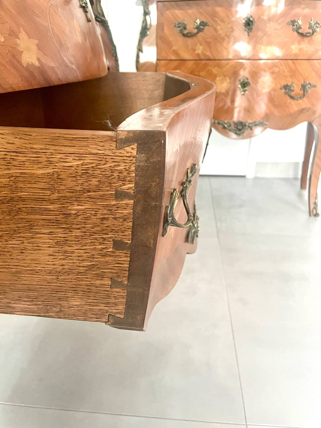 Pair of antique Louis XV chests of drawers in very good condition