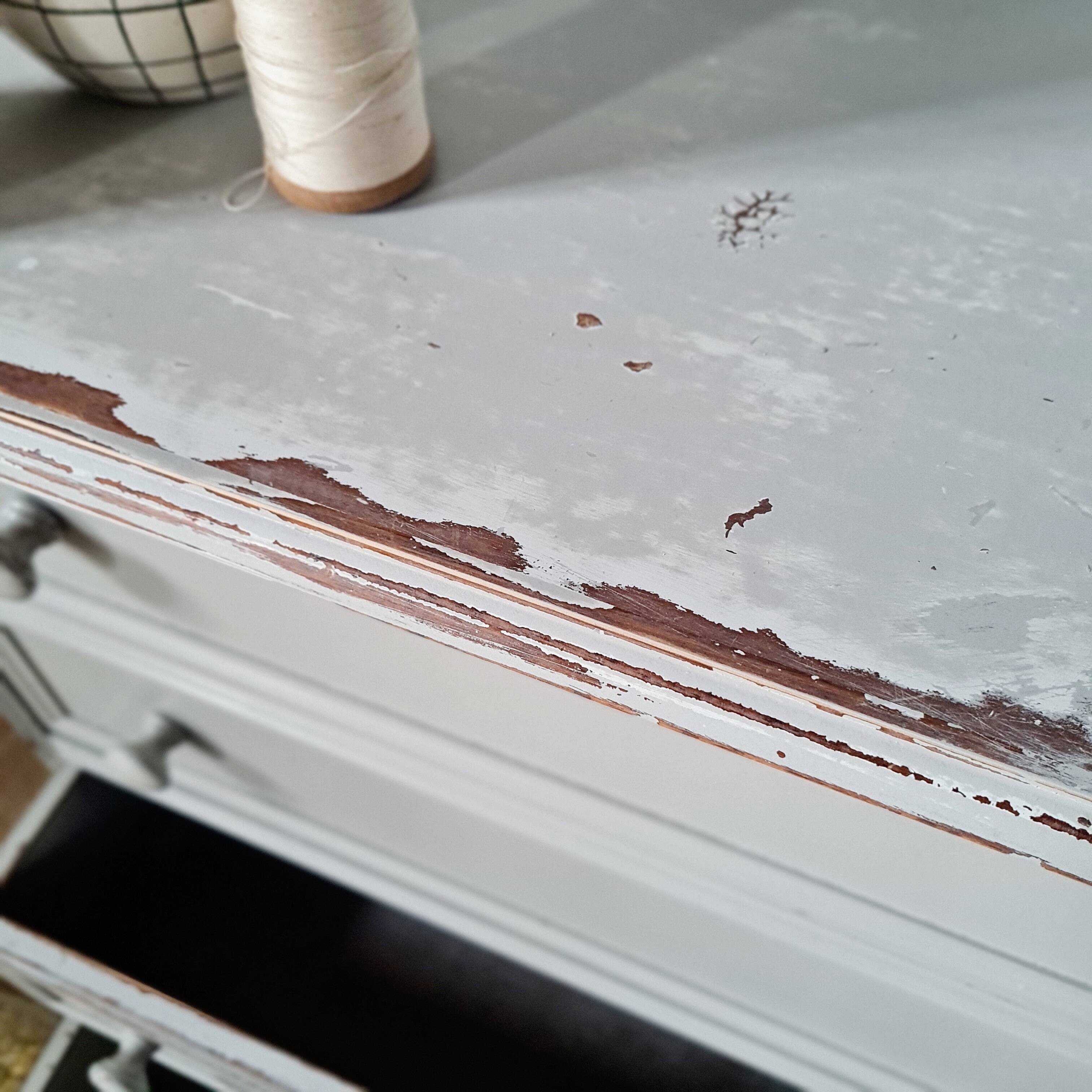 Antique chest of drawers with 4 drawers – Patinated pearl grey & ball feet