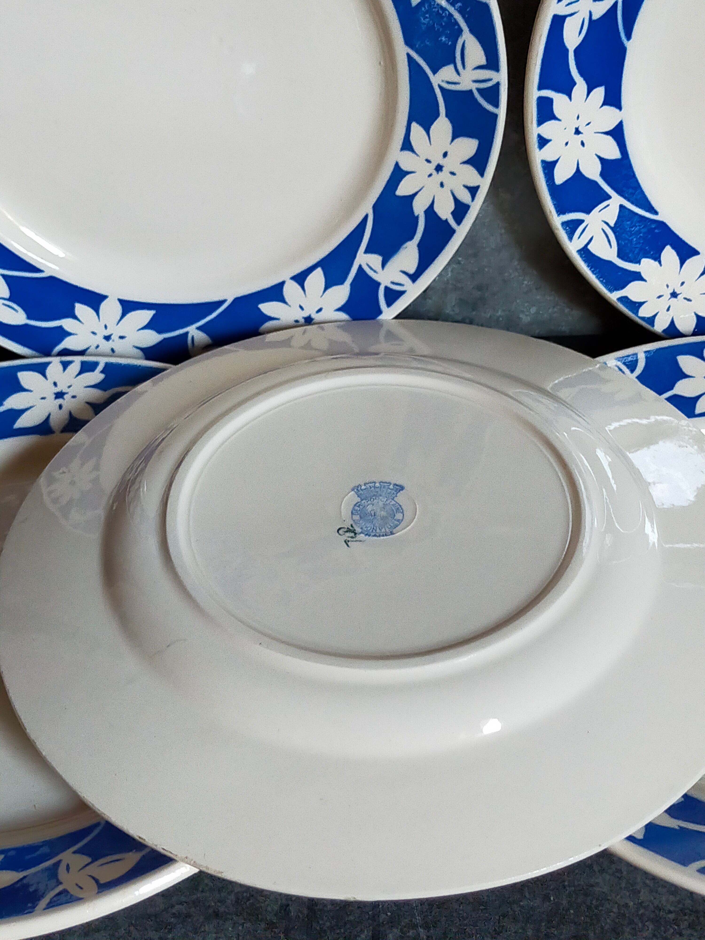 Cinq assiettes à dessert de Badonviller aux fleurs