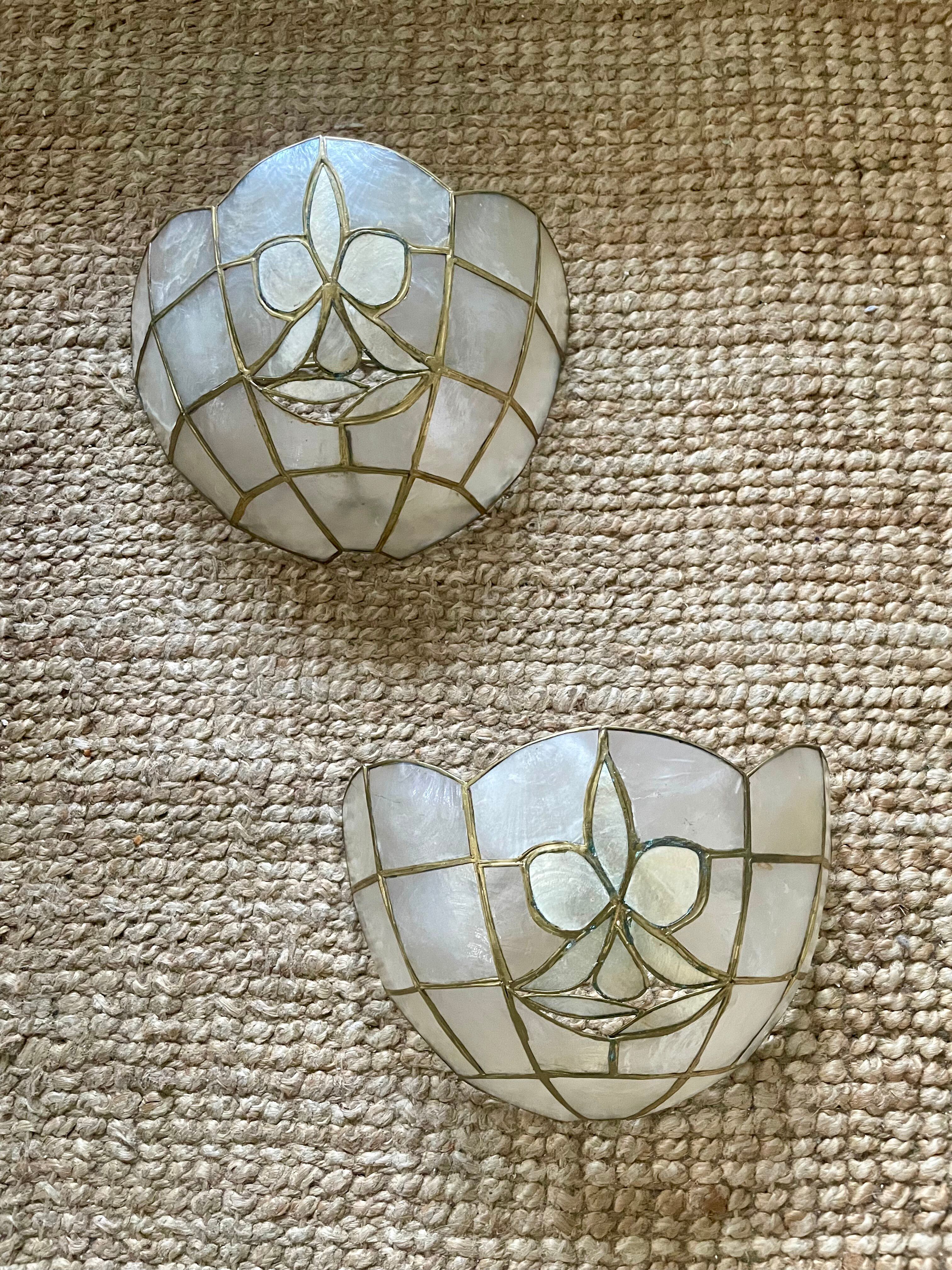 Pair of vintage wall lights in mother-of-pearl and gilded brass.