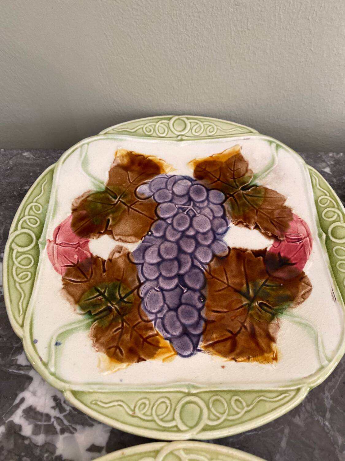 5 assiettes en barbotine