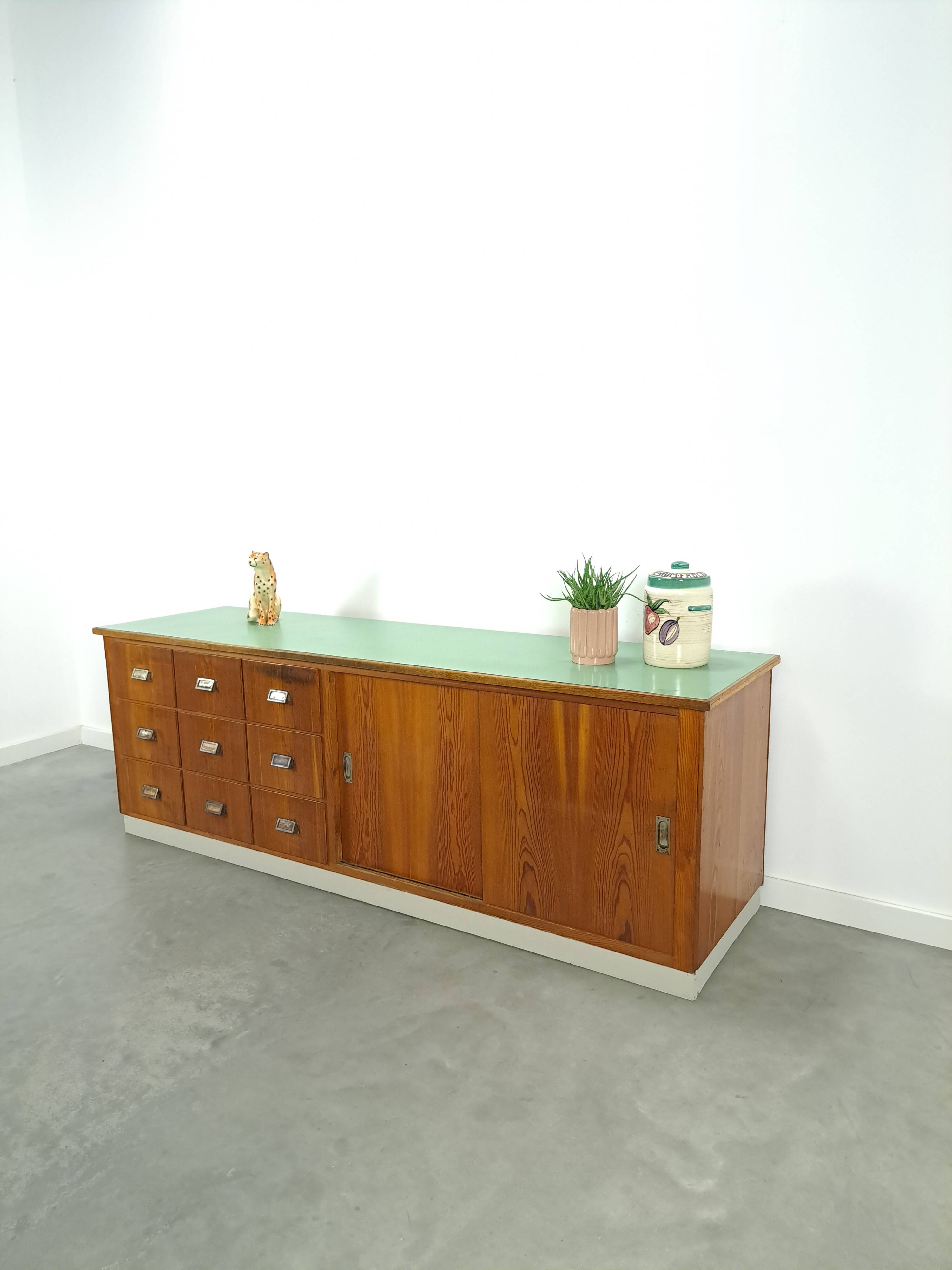 meuble de métier en bois ancien avec lame en formica