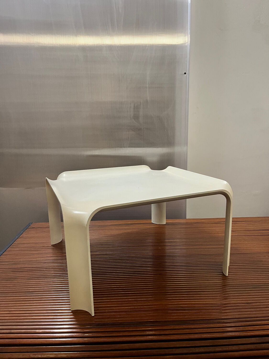 Table d’appoint Pierre Paulin pour Artifort – Modèle T877 – Blanc