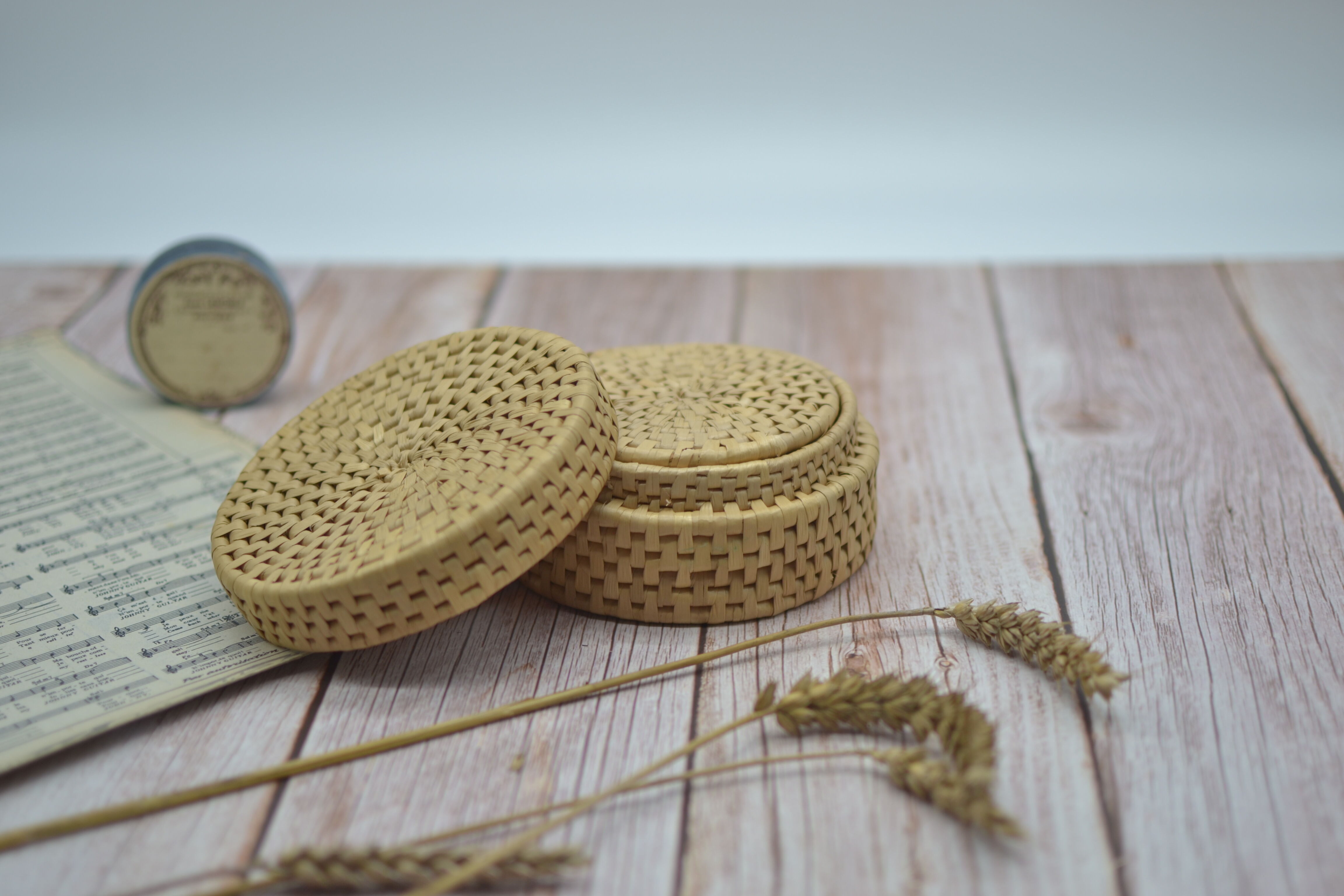 Set of 6 wicker coasters with their storage box