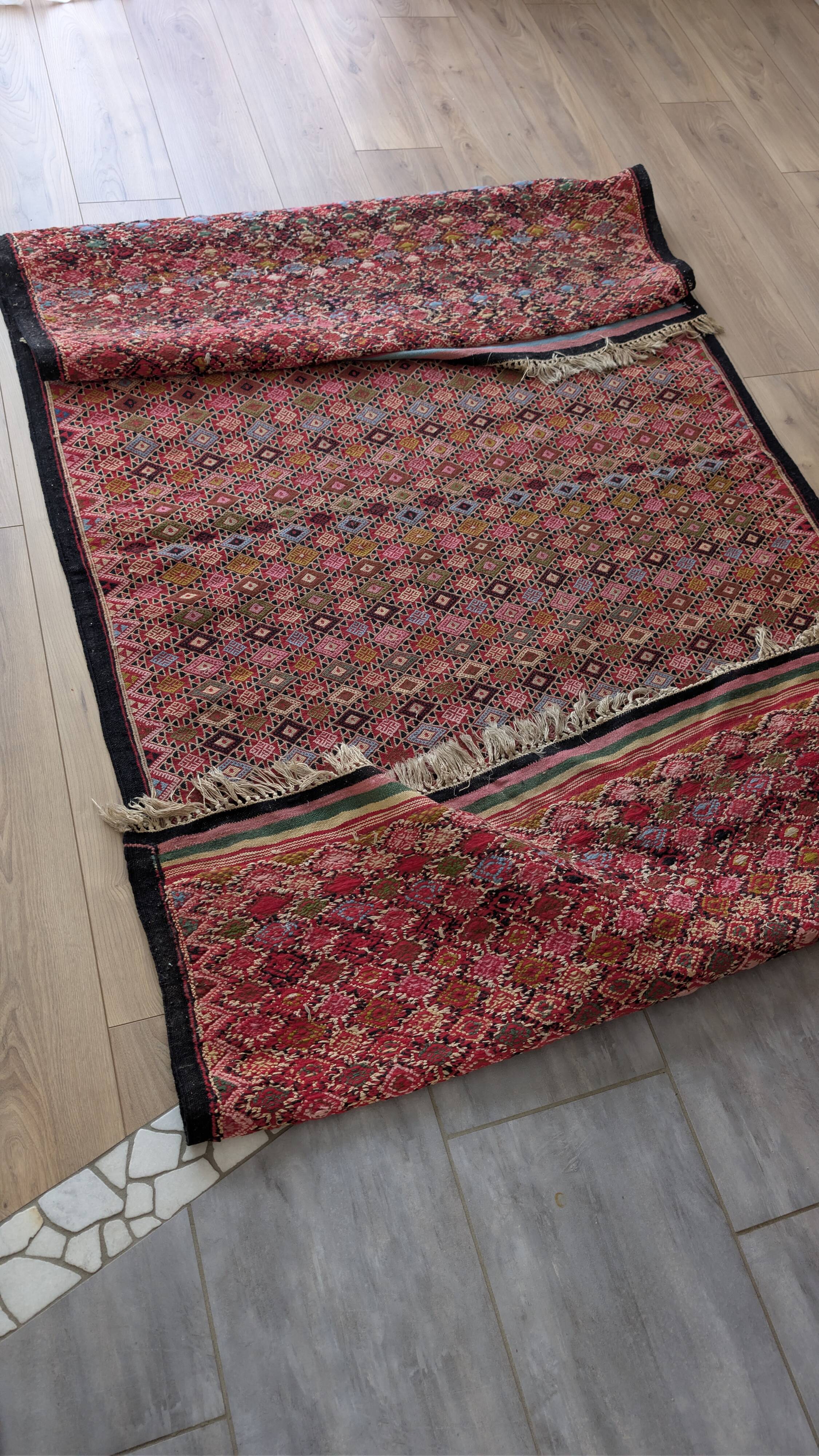 Grand tapis kilim ancien aux motifs géométriques tribaux 260 x 130 cm